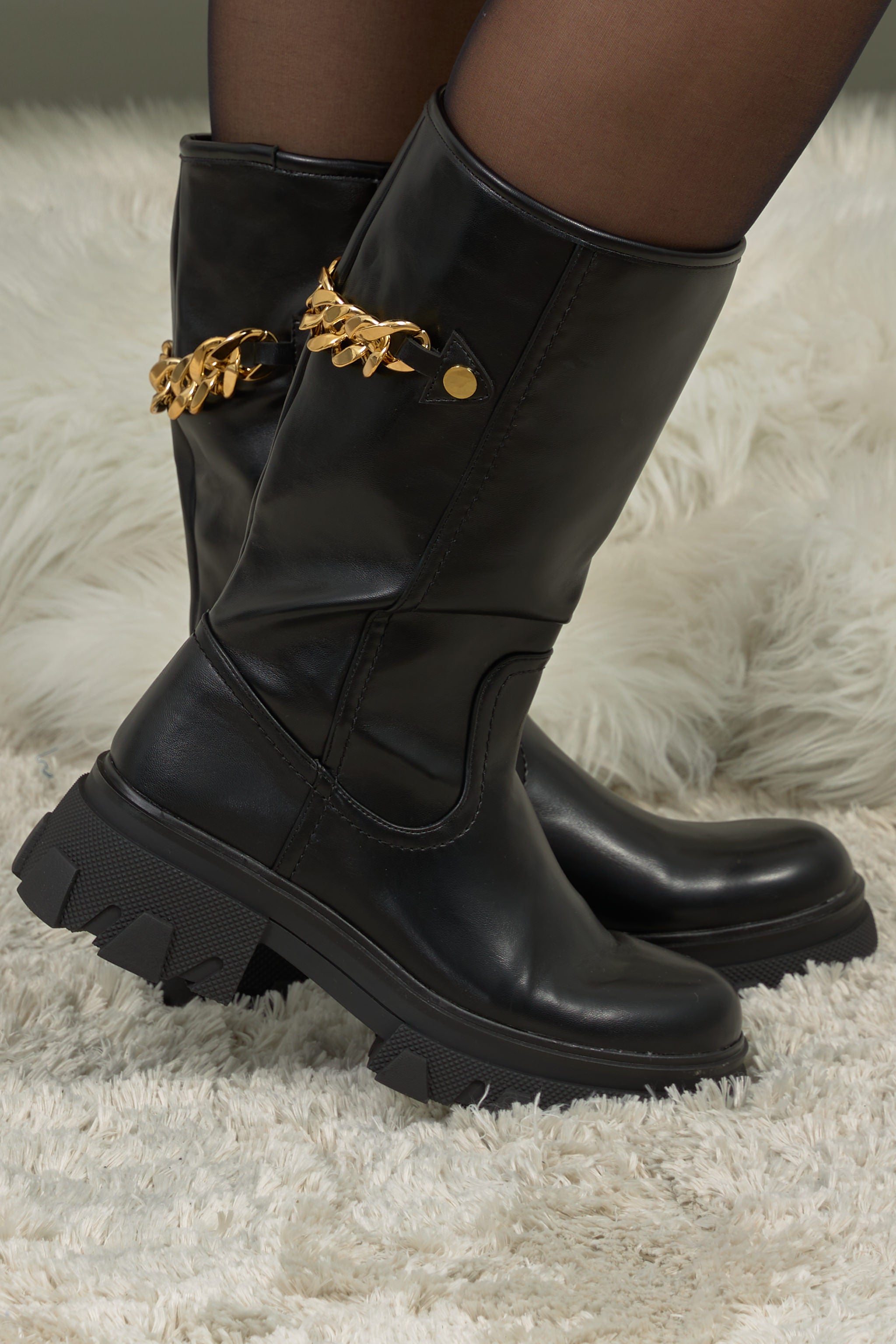Stiefel mit Goldkette in schwarz von Trends & Lifestyle Deutschland GmbH