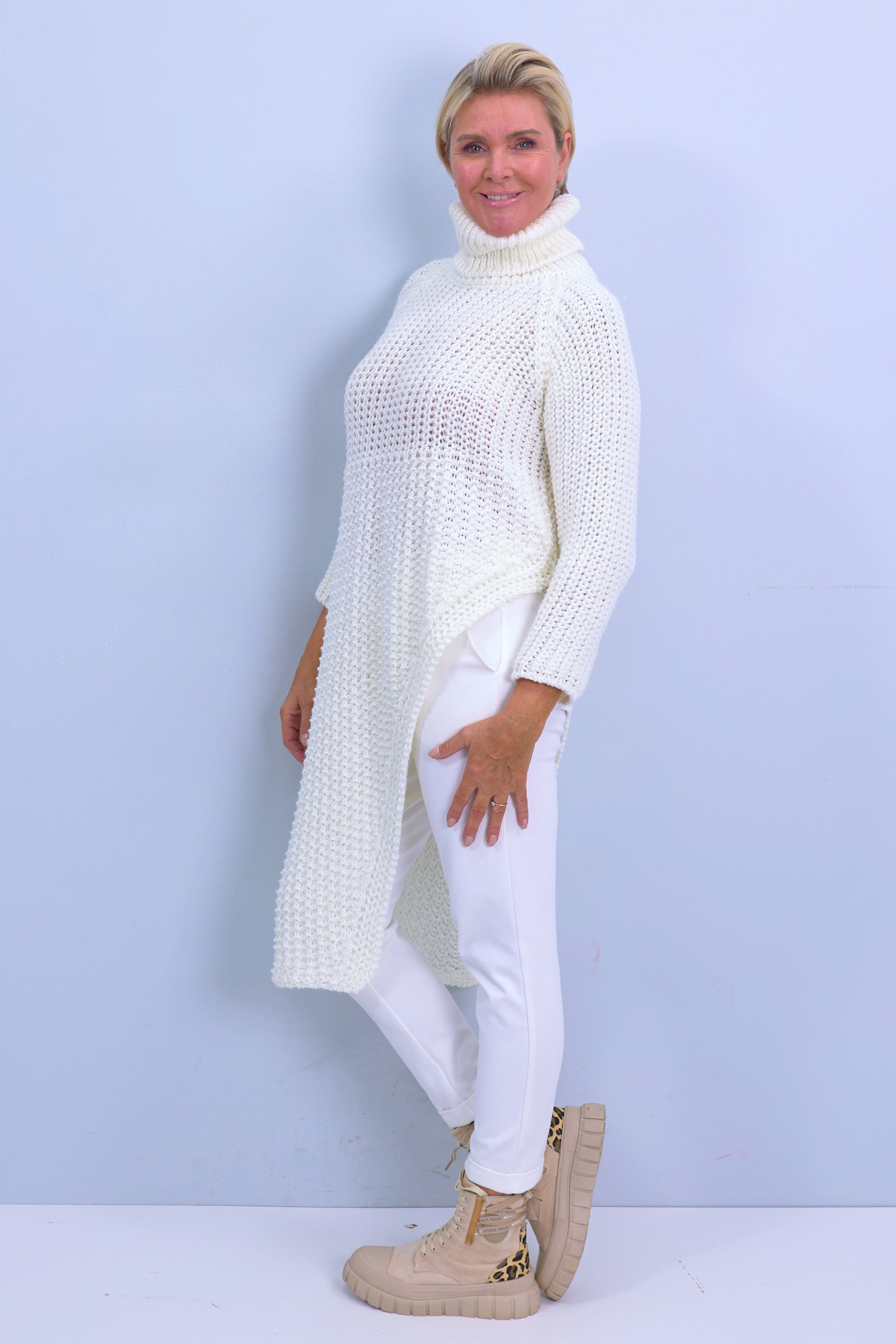 Long sweater, asymmetrical with raglan sleeves, ecru