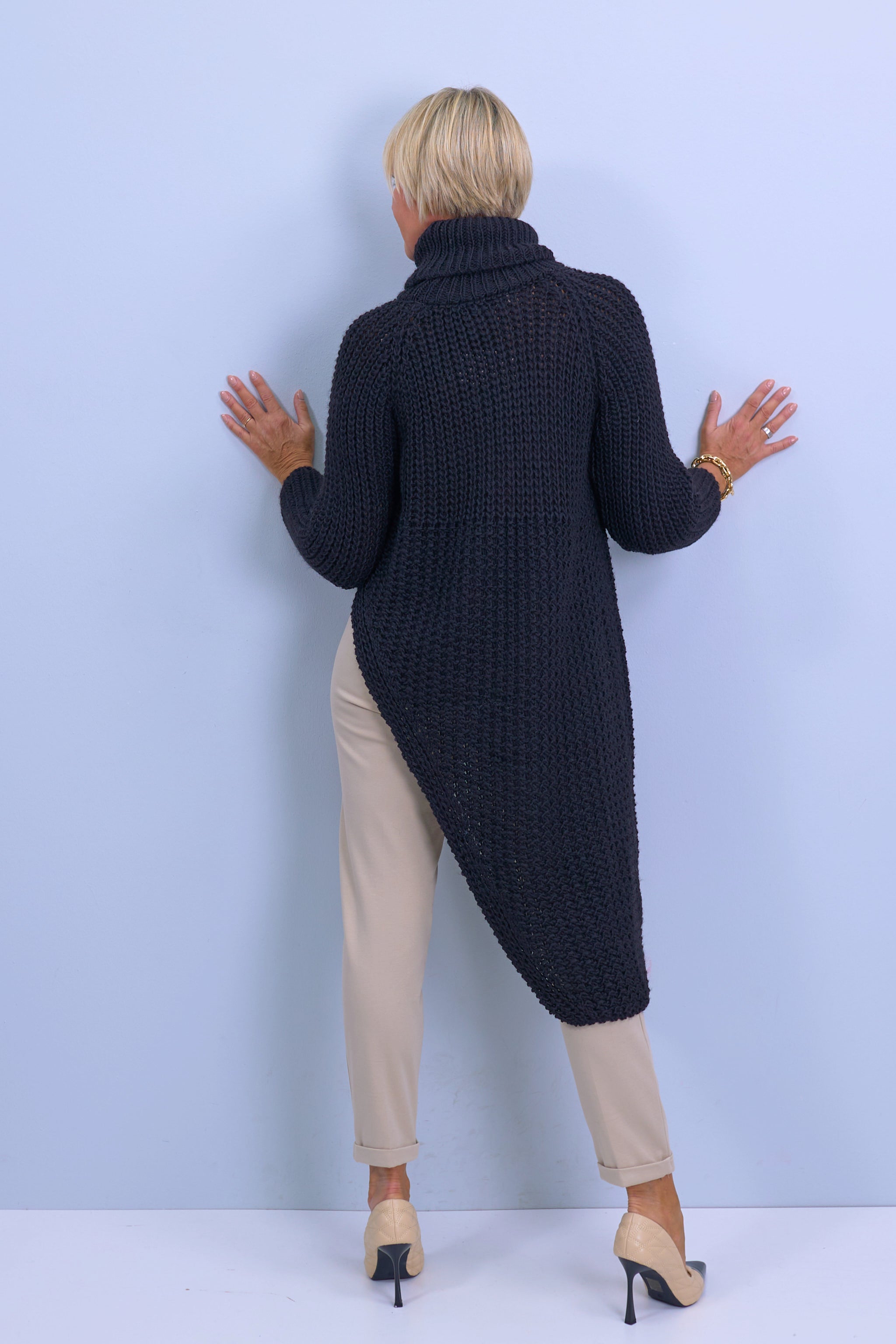Longpulli, asymmetrisch mit Raglanärmeln, schwarz
