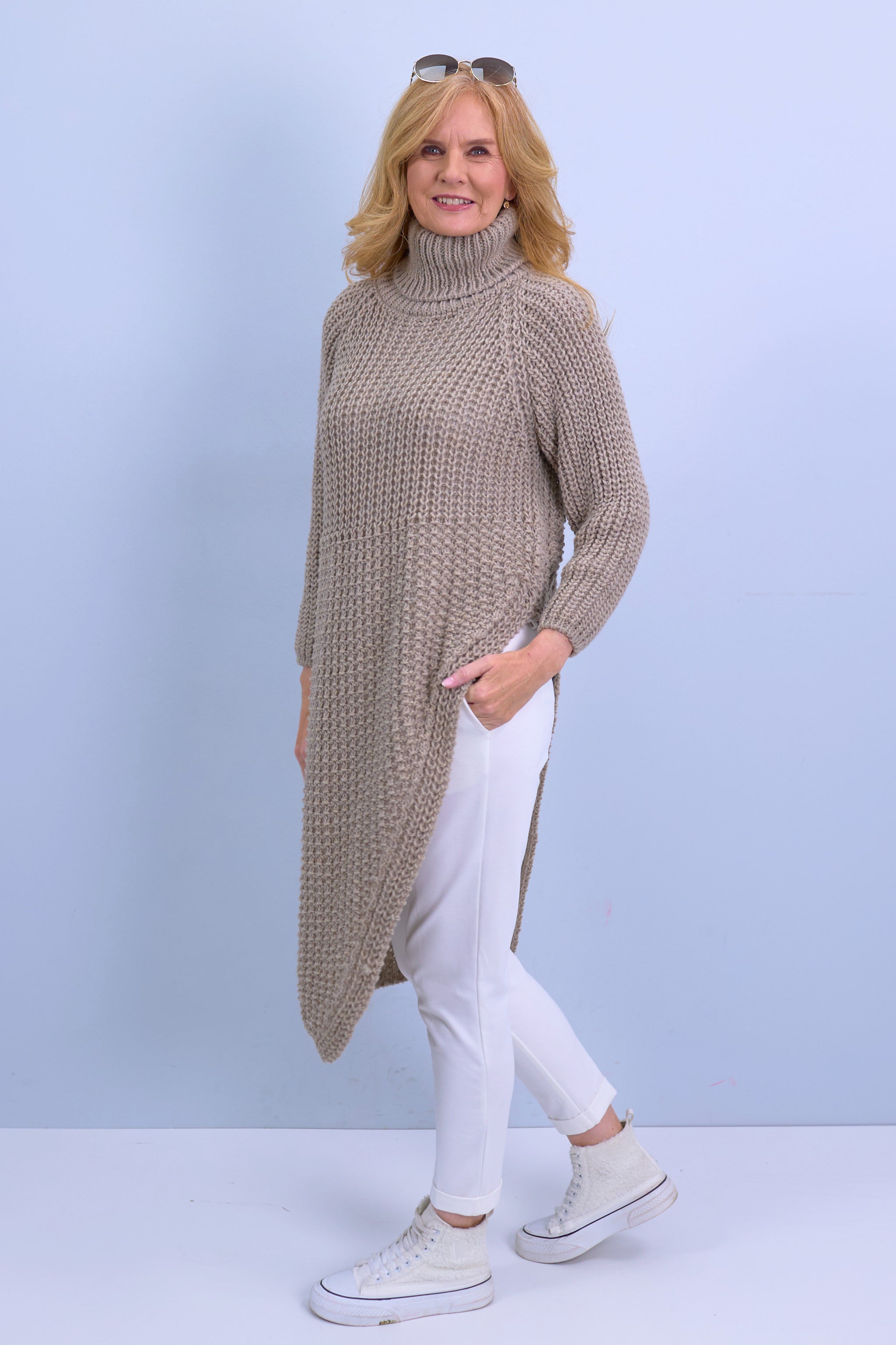 Longpulli, asymmetrisch mit Raglanärmeln, taupe