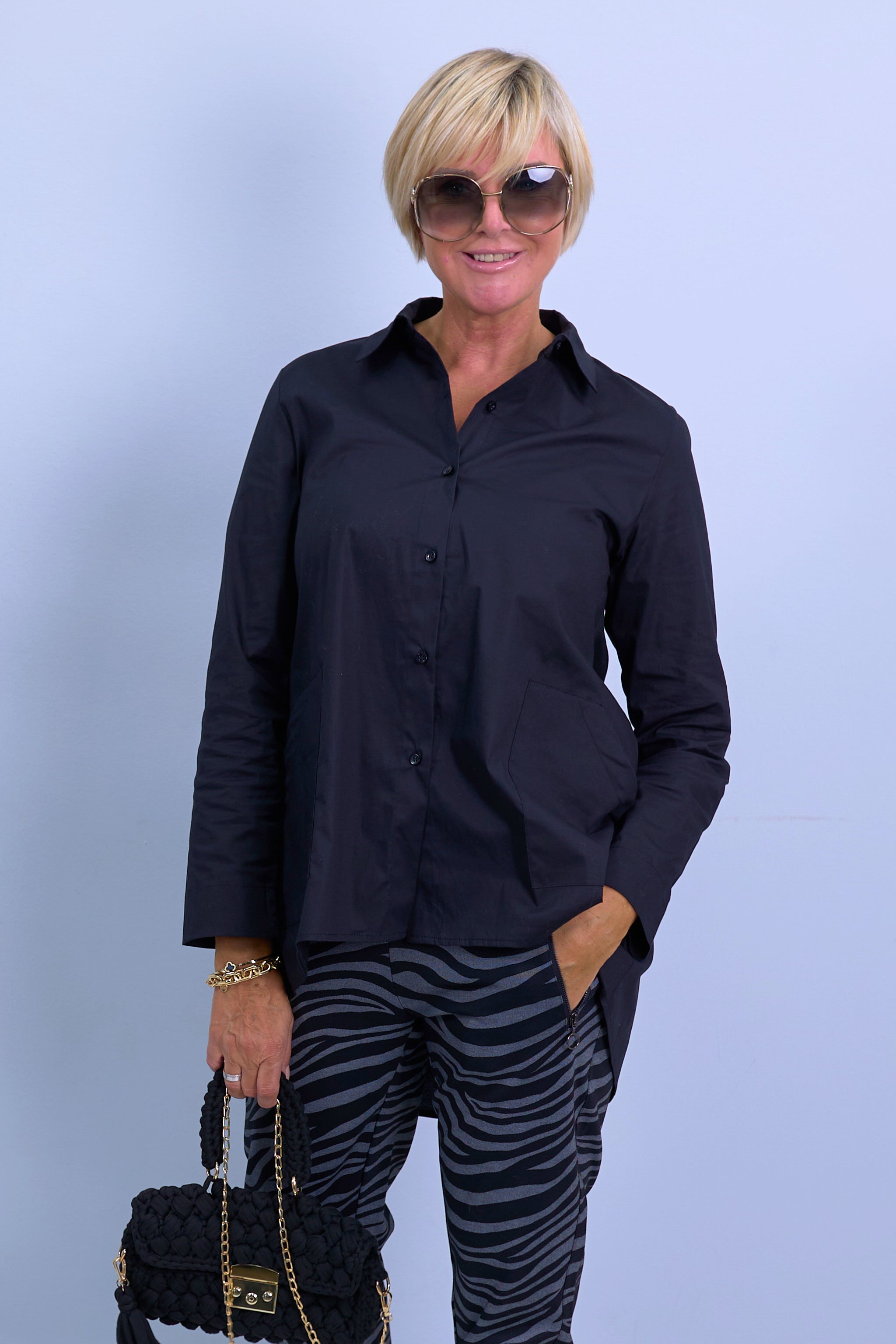 Hemdbluse mit aufgesetzten Taschen, schwarz