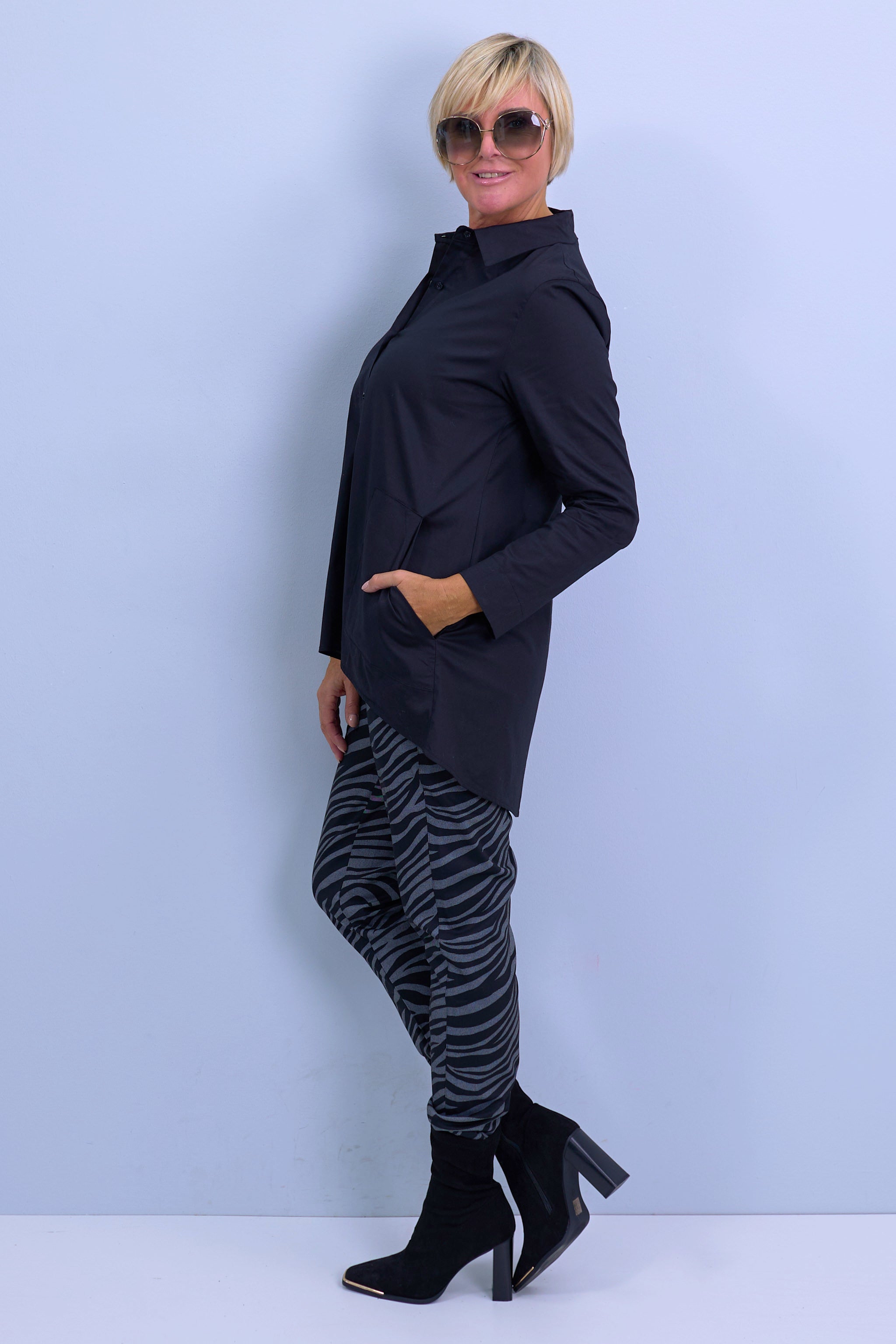 Hemdbluse mit aufgesetzten Taschen, schwarz