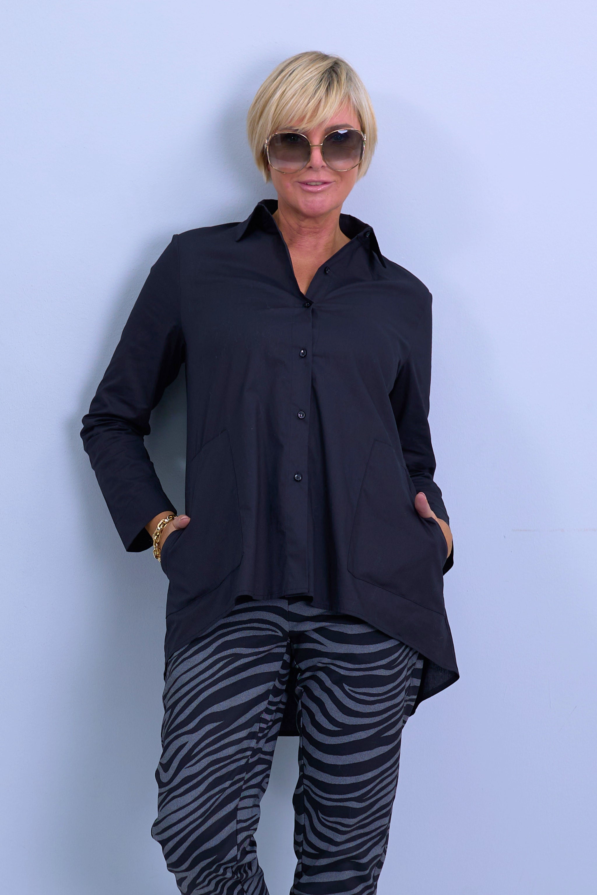 Hemdbluse mit aufgesetzten Taschen, schwarz