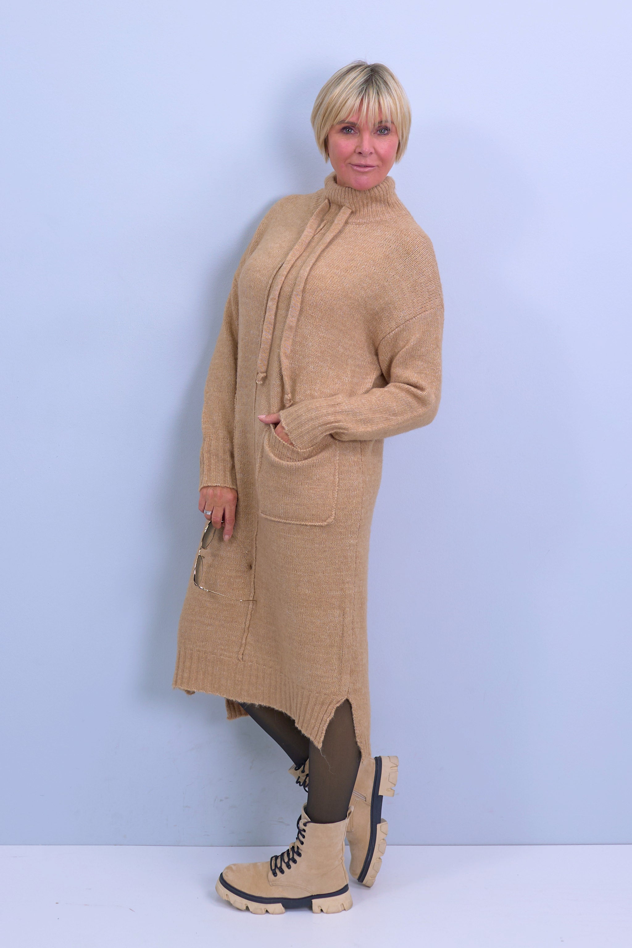 Strickkleid mit Turtleneck und aufgesetzten Taschen, camel