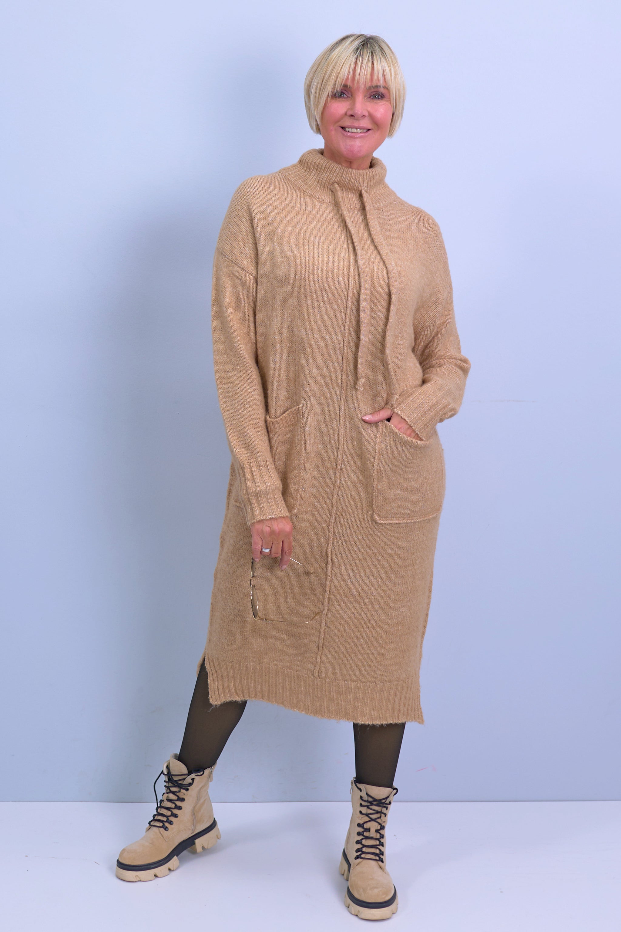 Strickkleid mit Turtleneck und aufgesetzten Taschen, camel