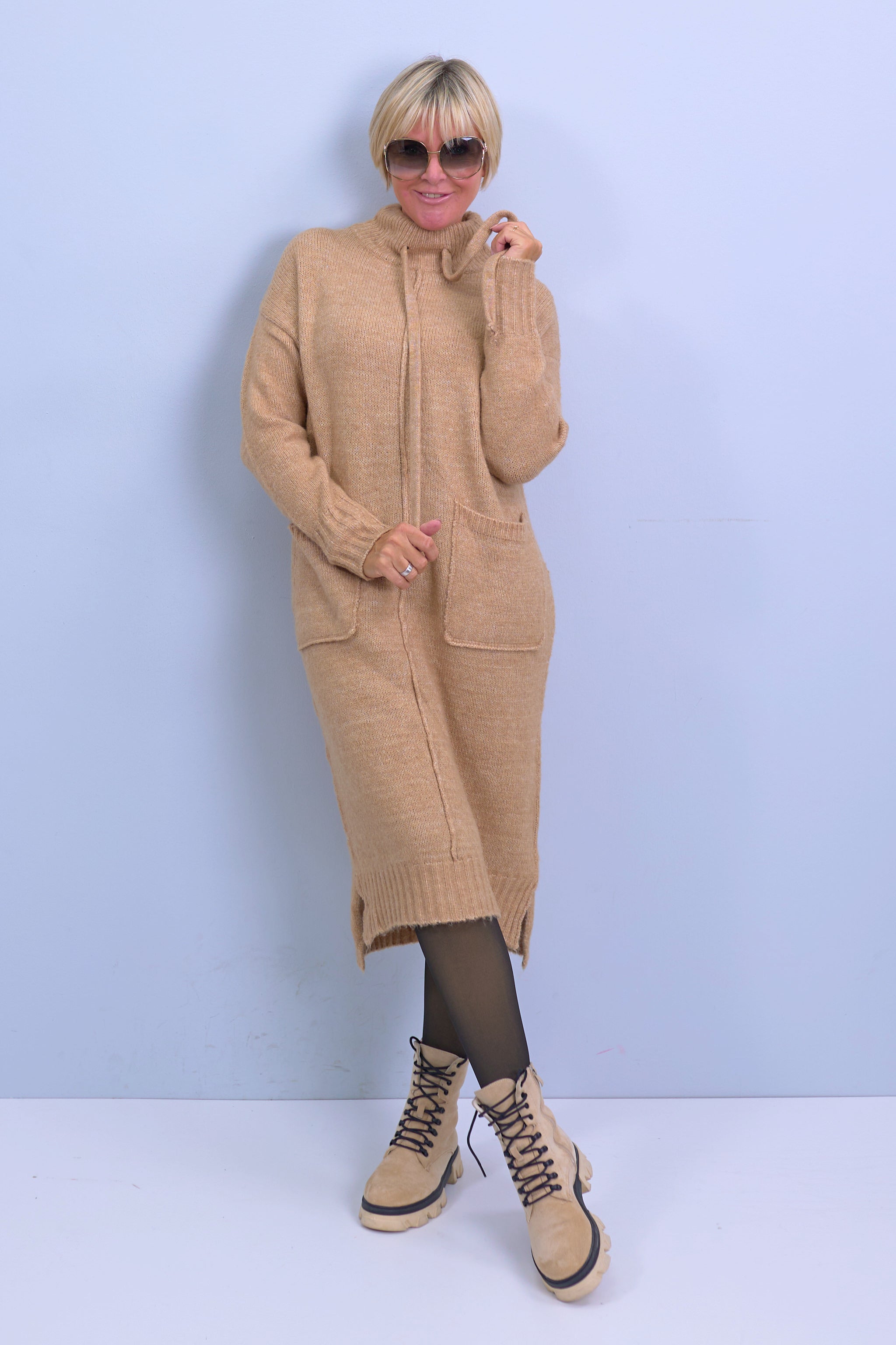 Strickkleid mit Turtleneck und aufgesetzten Taschen, camel