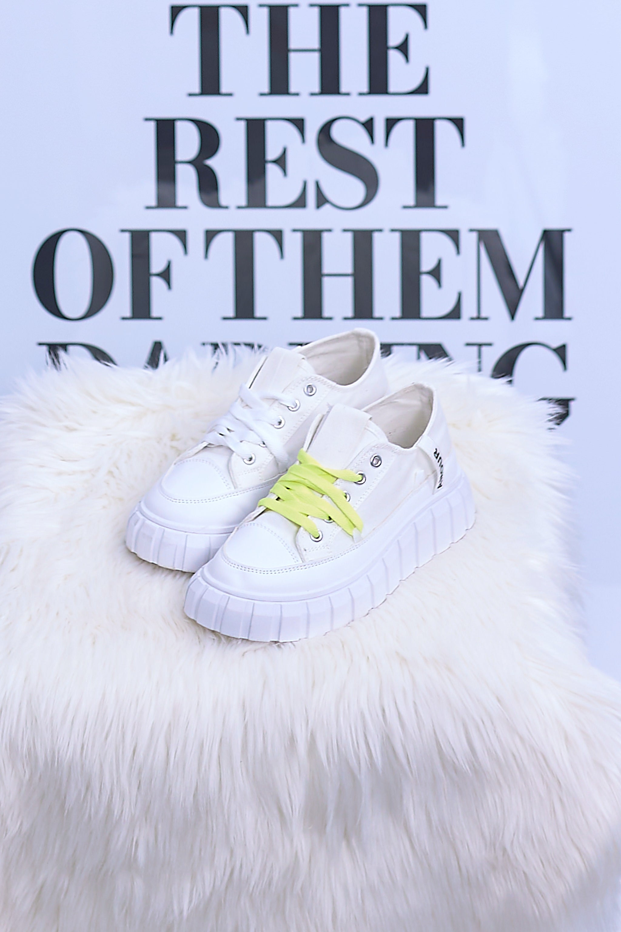 weiße Sneaker mit zwei Schnürsenkeln von Trends & Lifestyle Deutschland GmbH