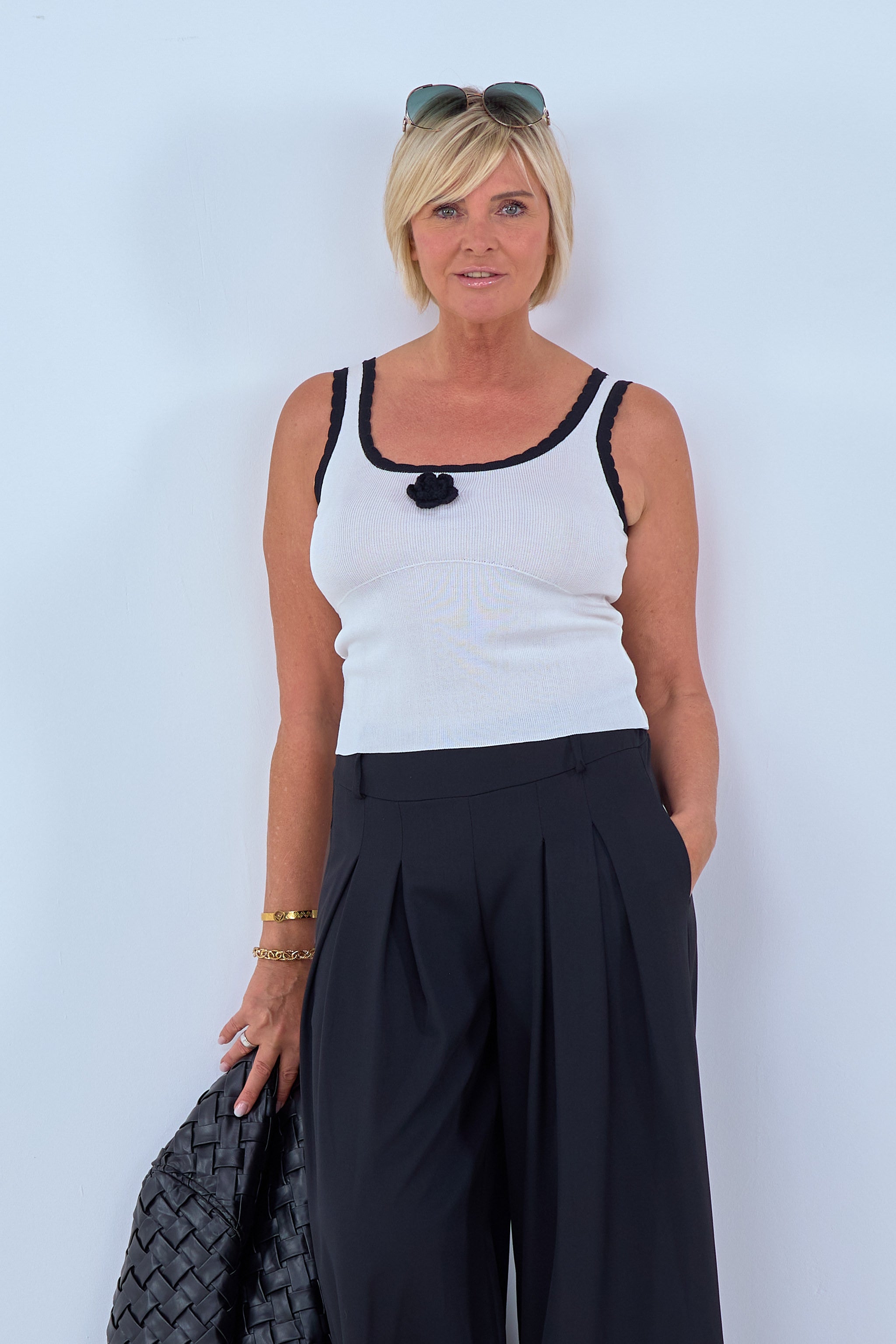 Damen Stricktop mit Blume in weiß-schwarz von Trends & Lifestyle Deutschland GmbH