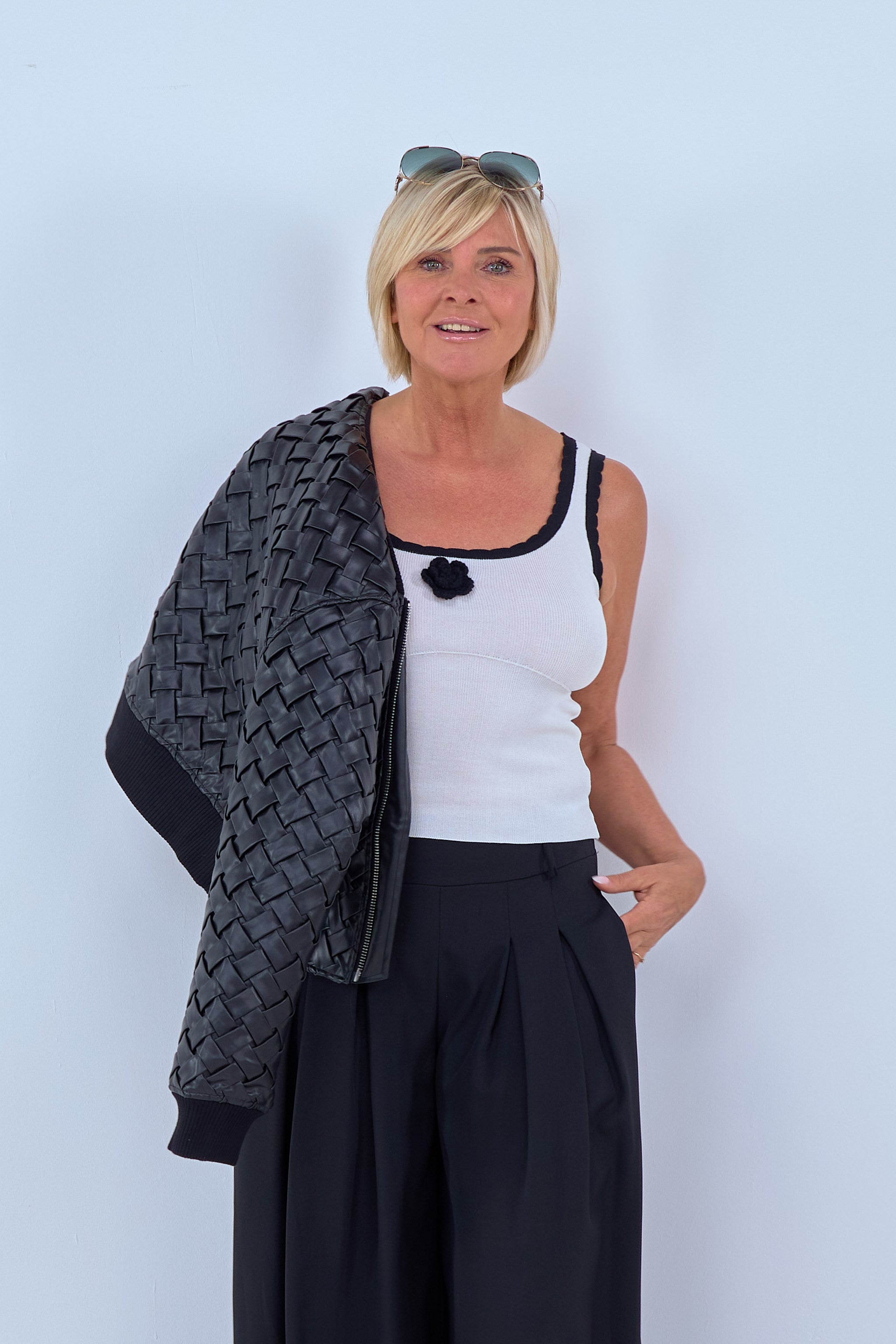 Damen Stricktop mit Blume in weiß-schwarz von Trends & Lifestyle Deutschland GmbH