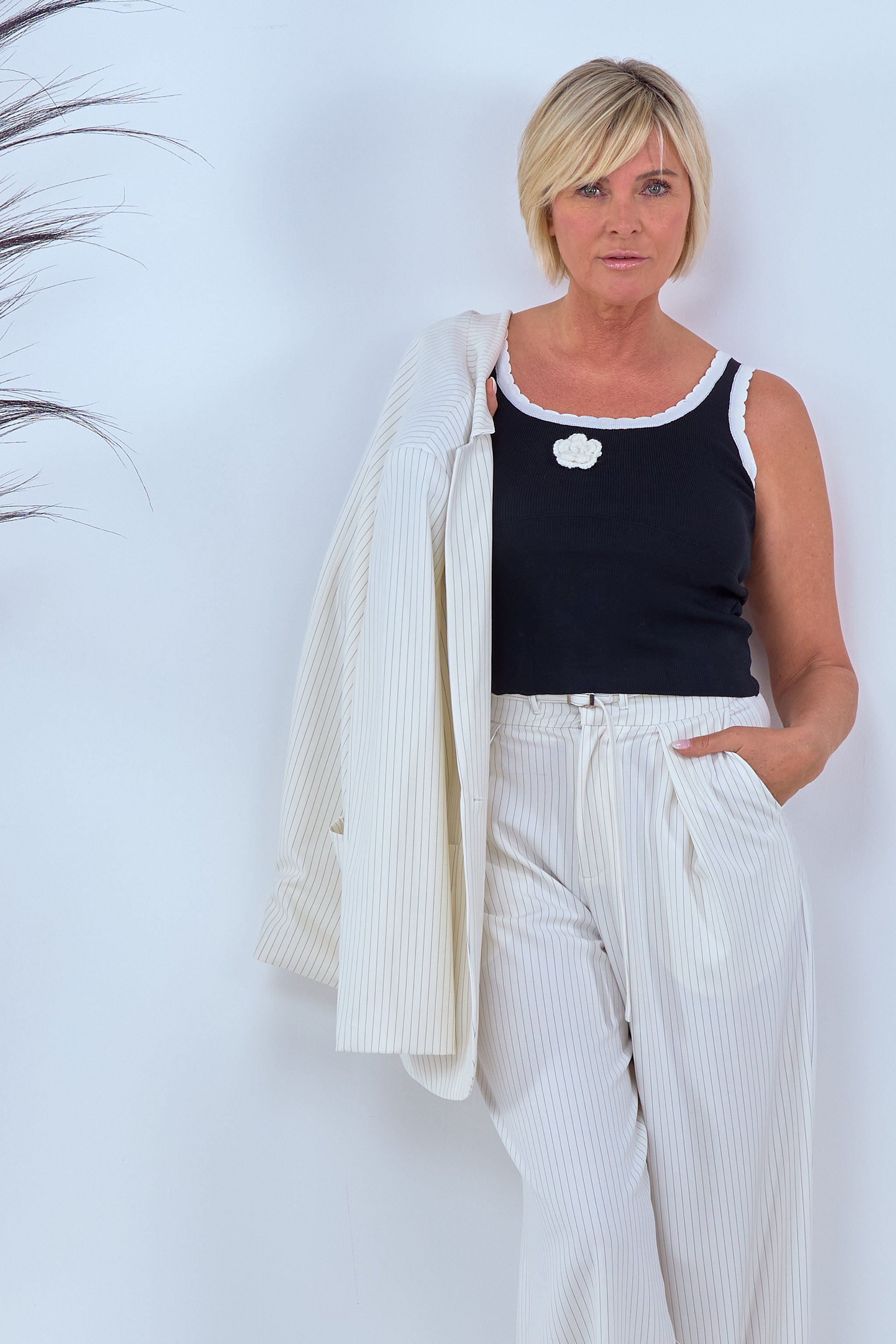 Damen Stricktop mit Blume in schwarz-weiß von Trends & Lifestyle Deutschland GmbH