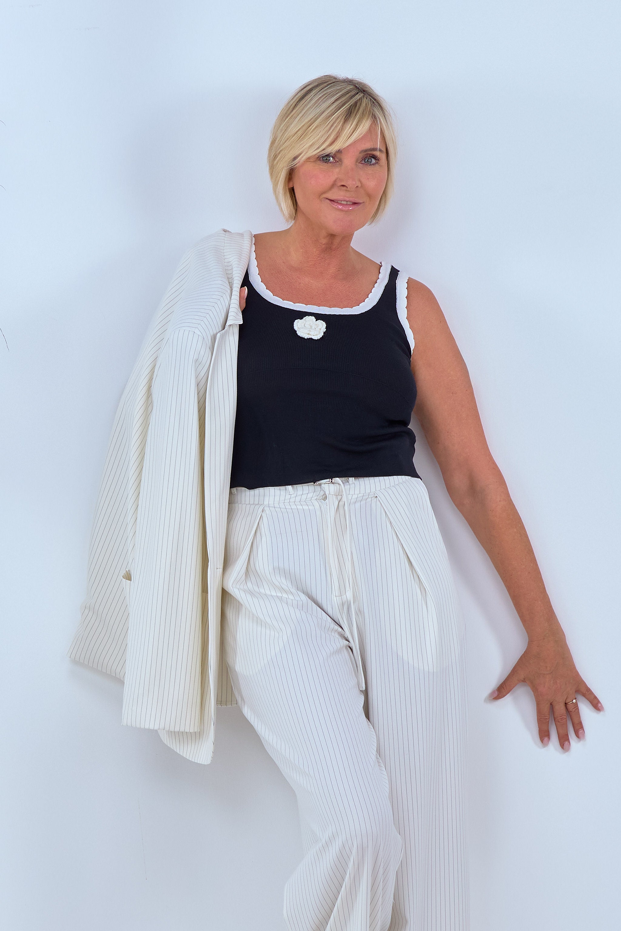 Damen Stricktop mit Blume in schwarz-weiß von Trends & Lifestyle Deutschland GmbH