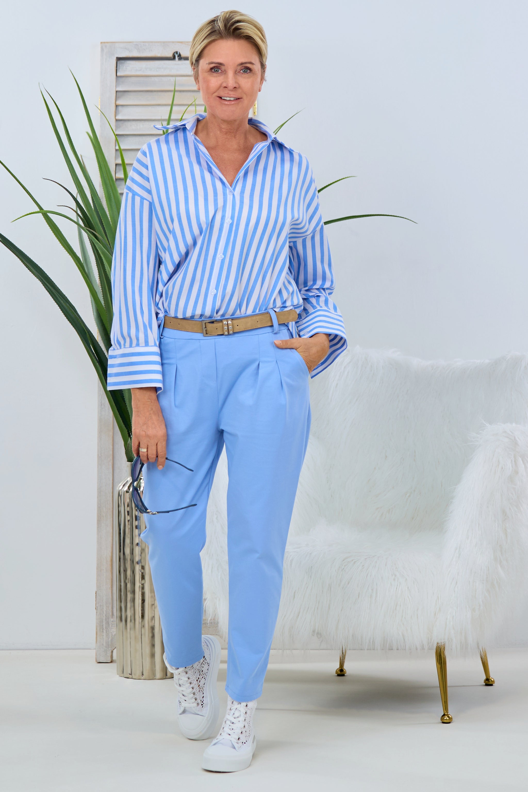 Hose mit Bundfalten und Gürtel, hellblau von Trends & Lifestyle Deutschland GmbH