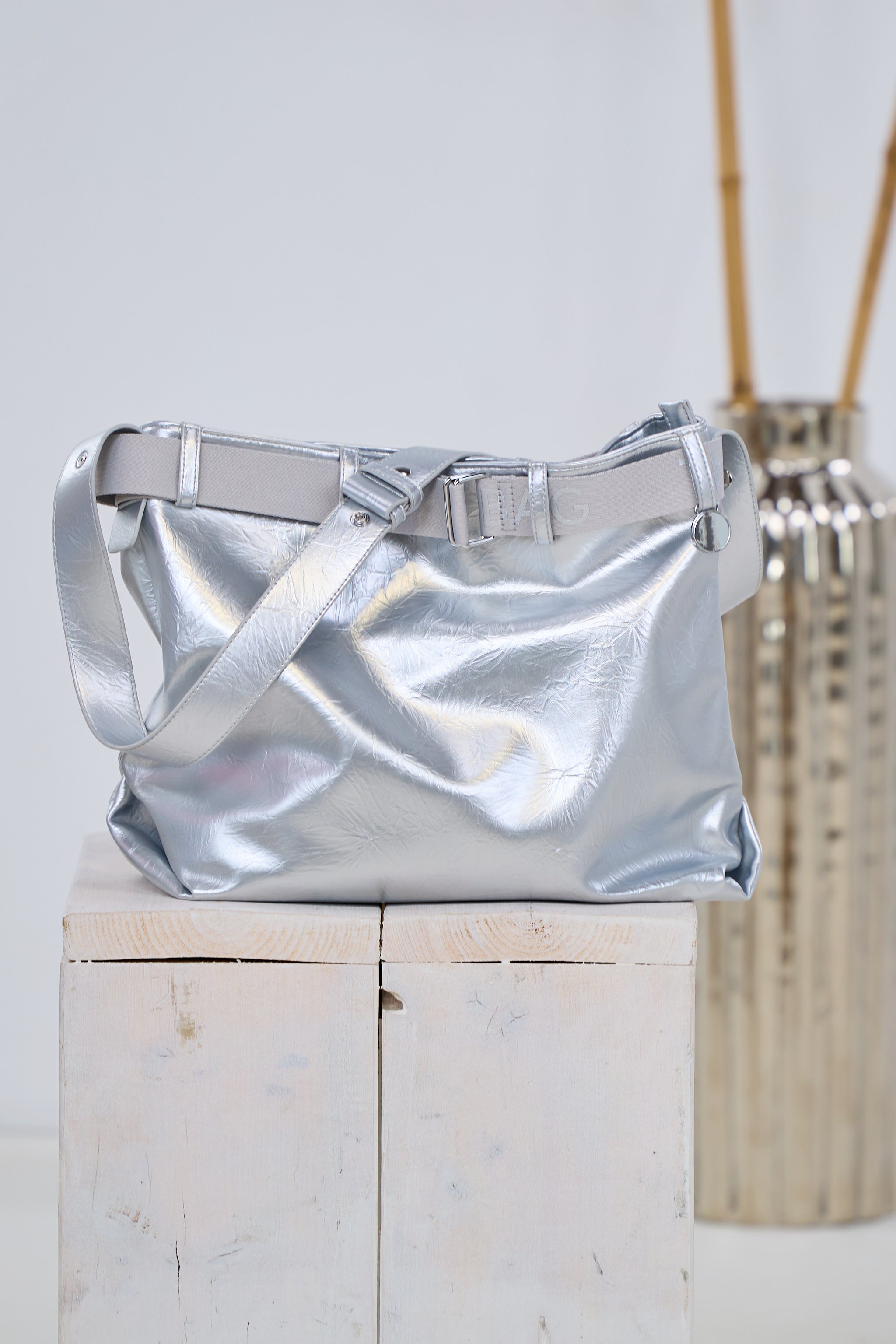 Shopper mit breitem Gurtband/Schlaufen, silber von Trends & Lifestyle Deutschland GmbH