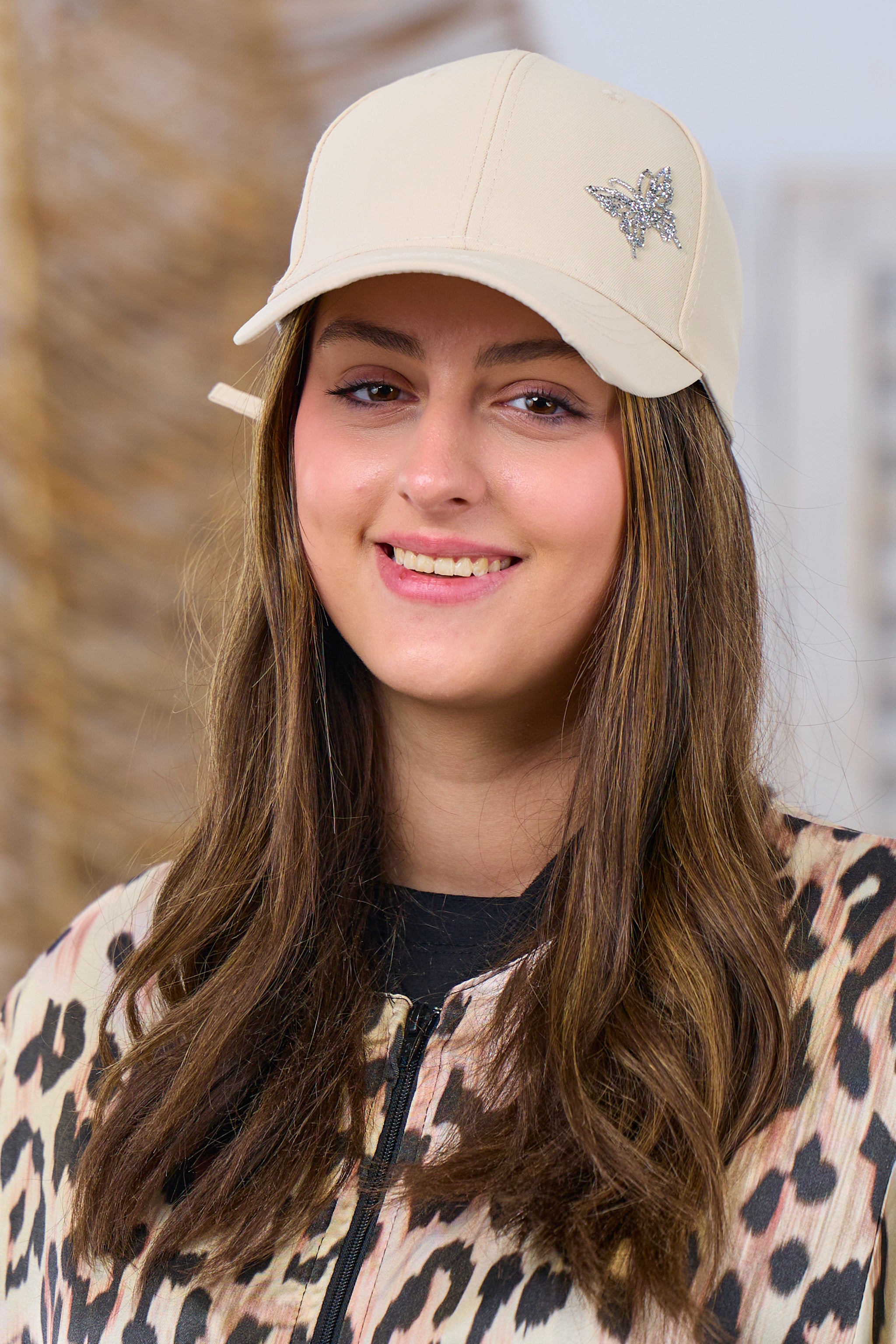 Stylische Kappe mit Glitzer-Schmetterling, beige von Trends & Lifestyle Deutschland GmbH