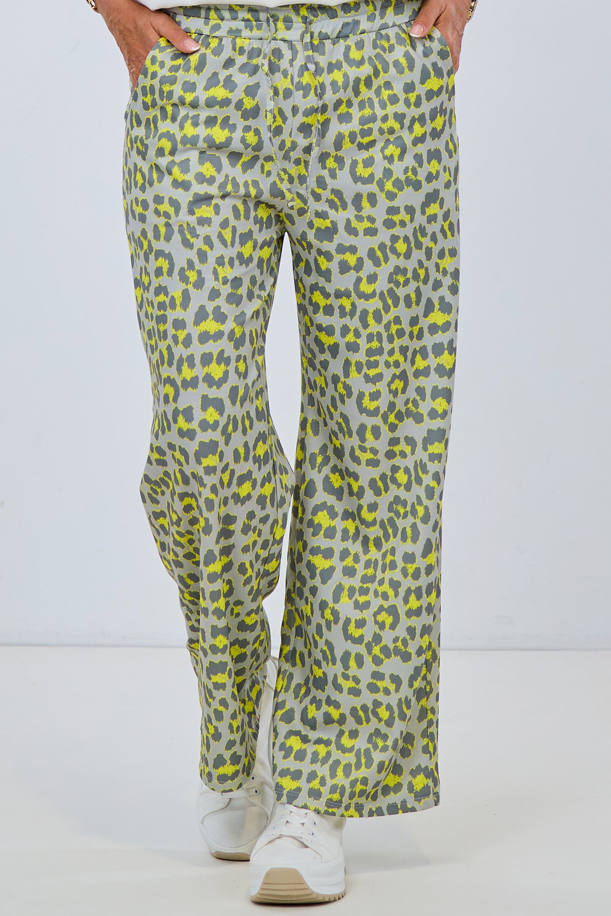 Weiche Hose im Leo-Look, grau-gelb von Trends & Lifestyle Deutschland GmbH