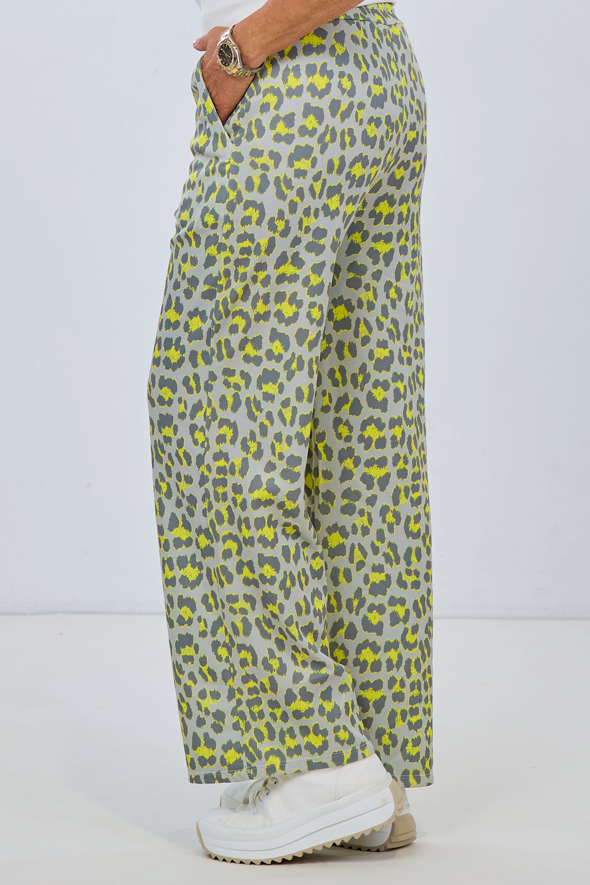 Weiche Hose im Leo-Look, grau-gelb von Trends & Lifestyle Deutschland GmbH