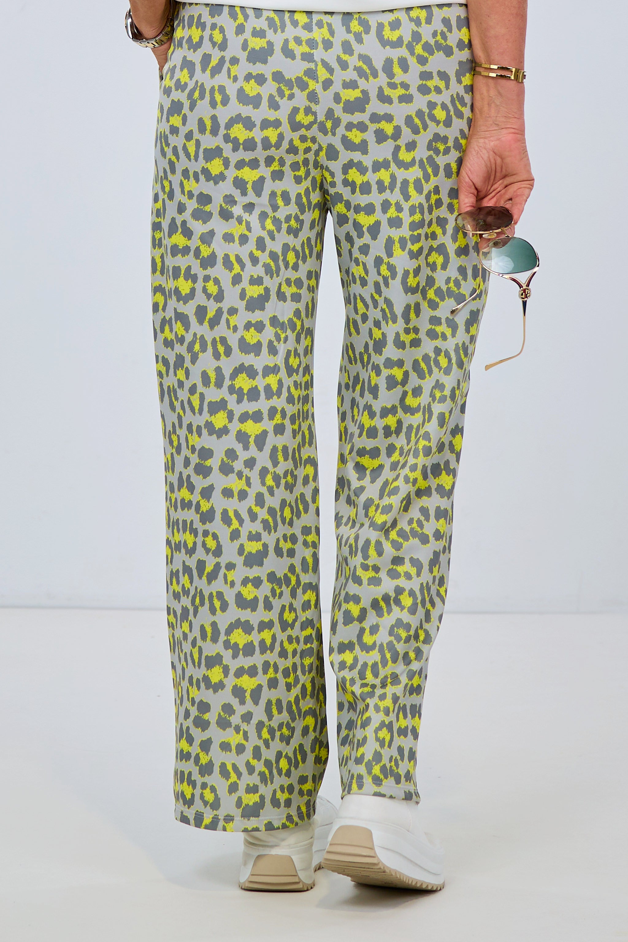 Weiche Hose im Leo-Look, grau-gelb von Trends & Lifestyle Deutschland GmbH