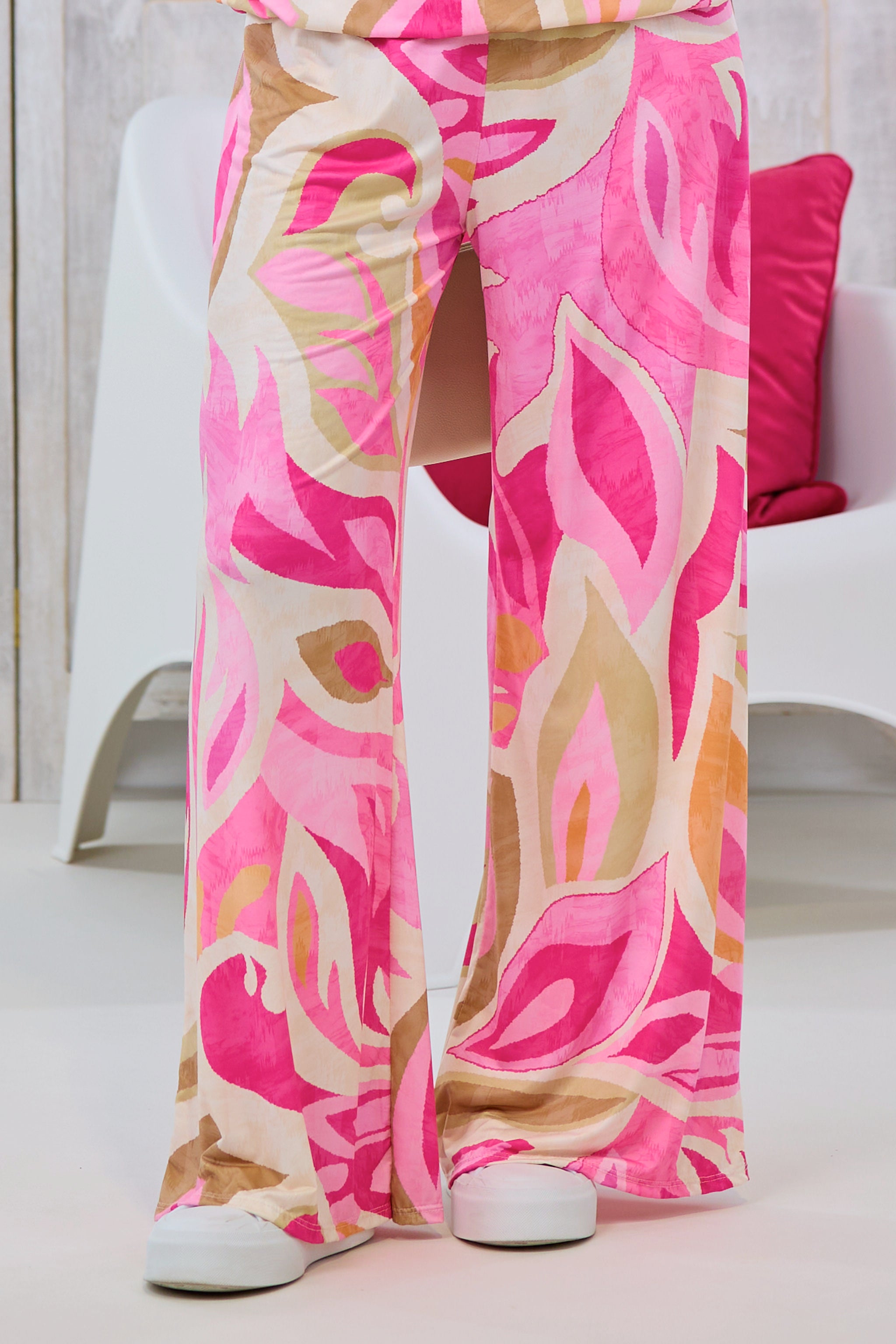 weich fallende Hose mit Fantasy-Muster, pink-orange-ecru von Trends & Lifestyle Deutschland GmbH