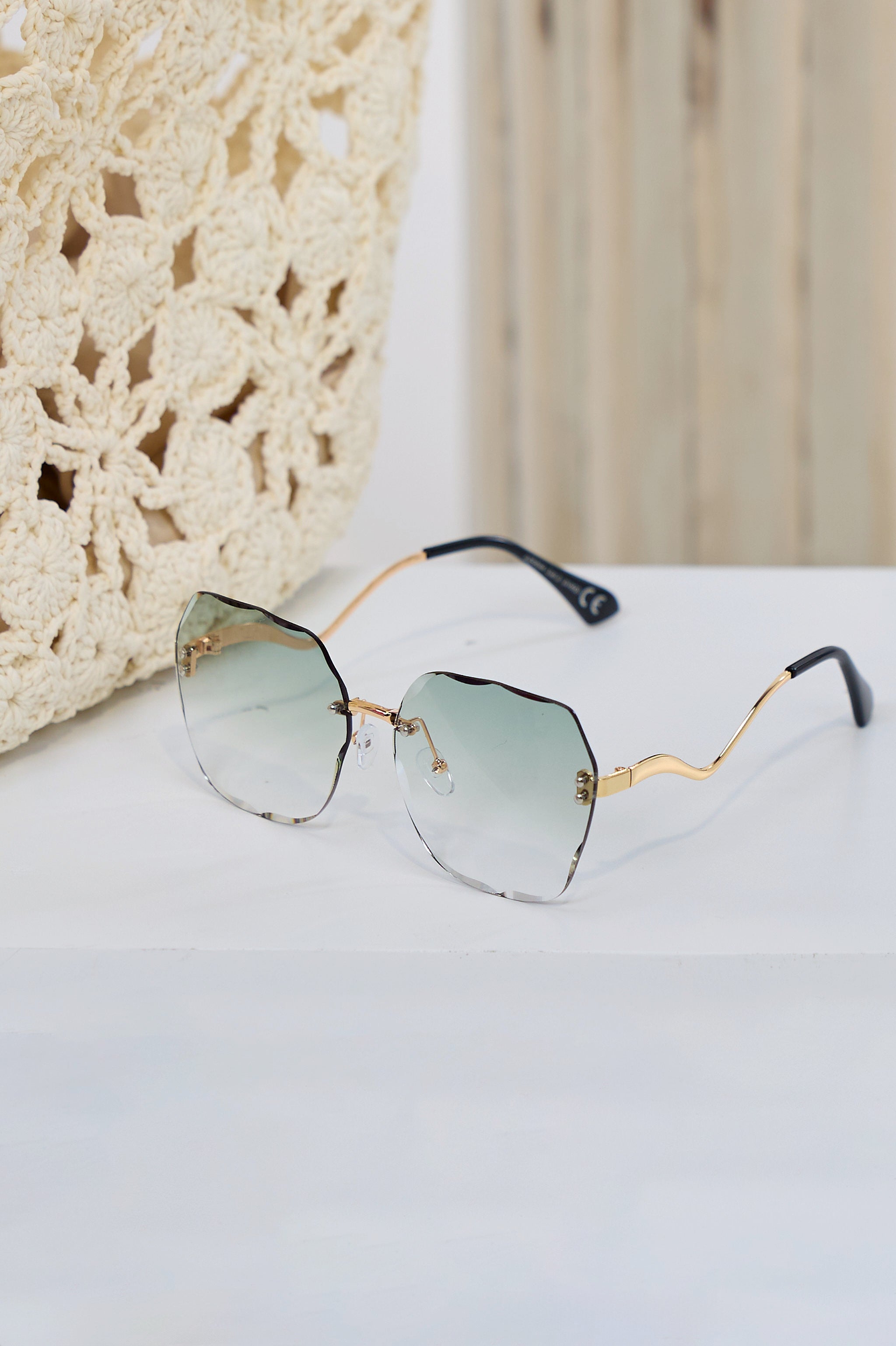Stylish sunglasses with curved temple, see variants