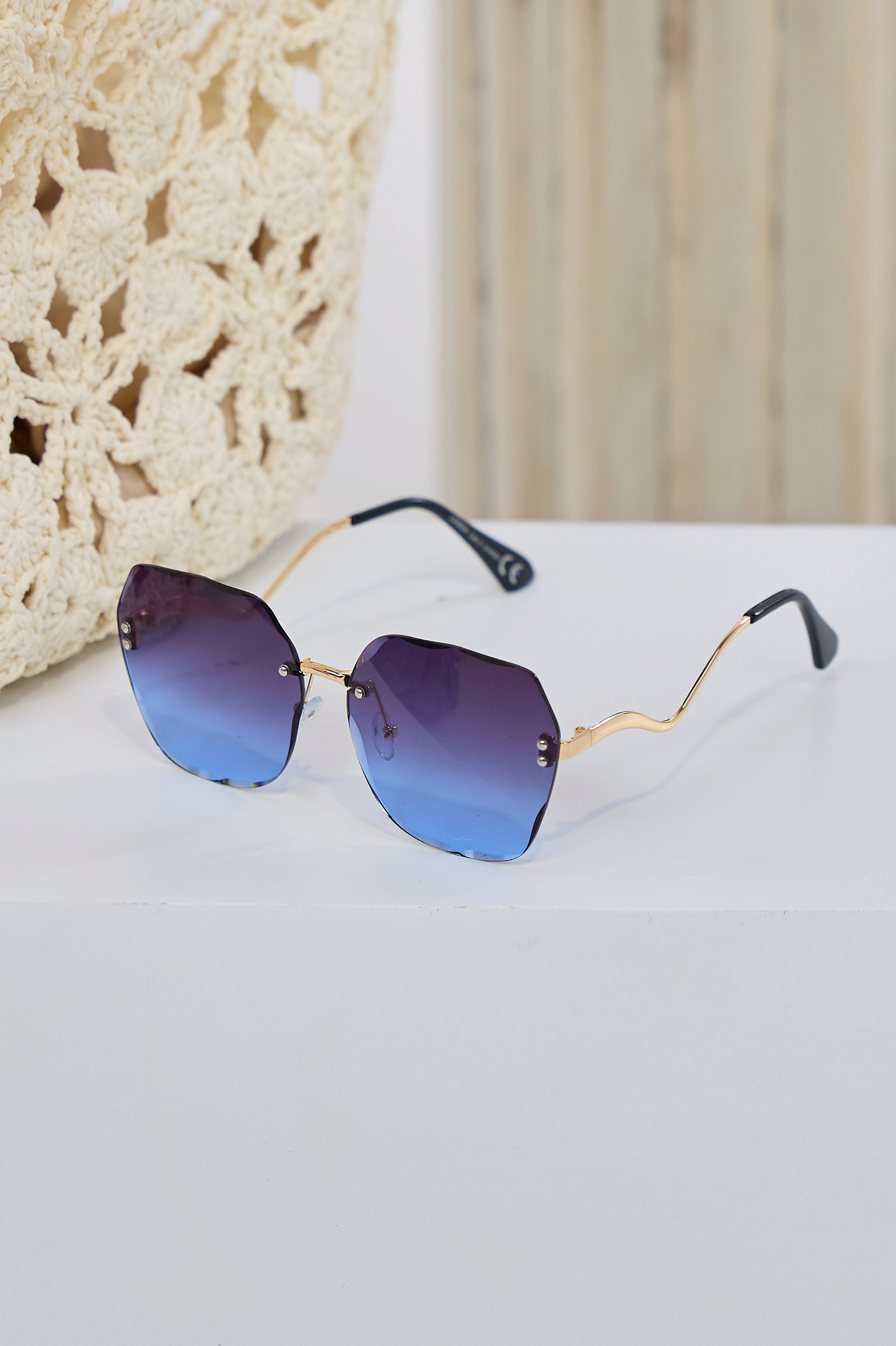 Stylish sunglasses with curved temple, see variants