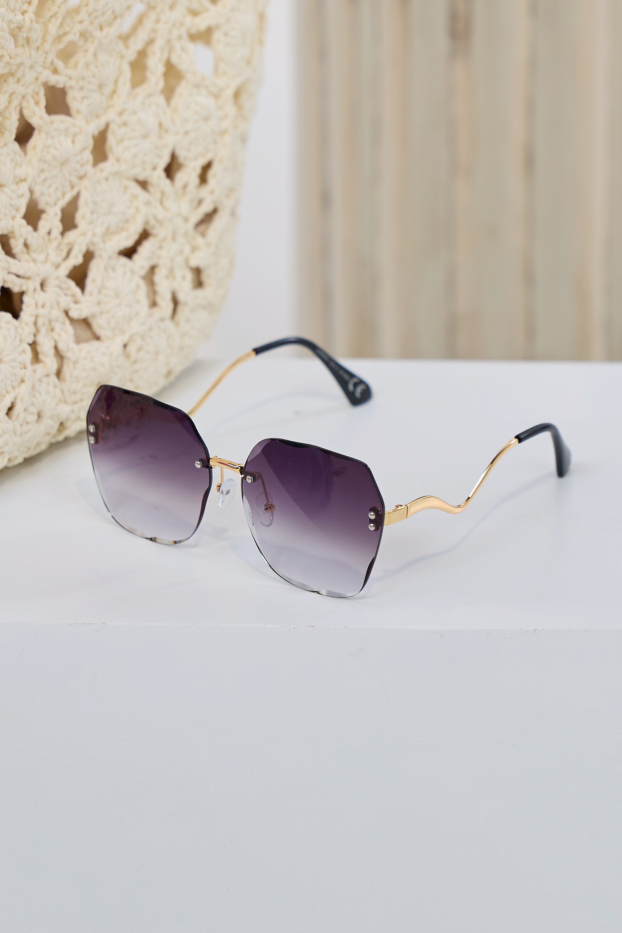 Stylish sunglasses with curved temple, see variants