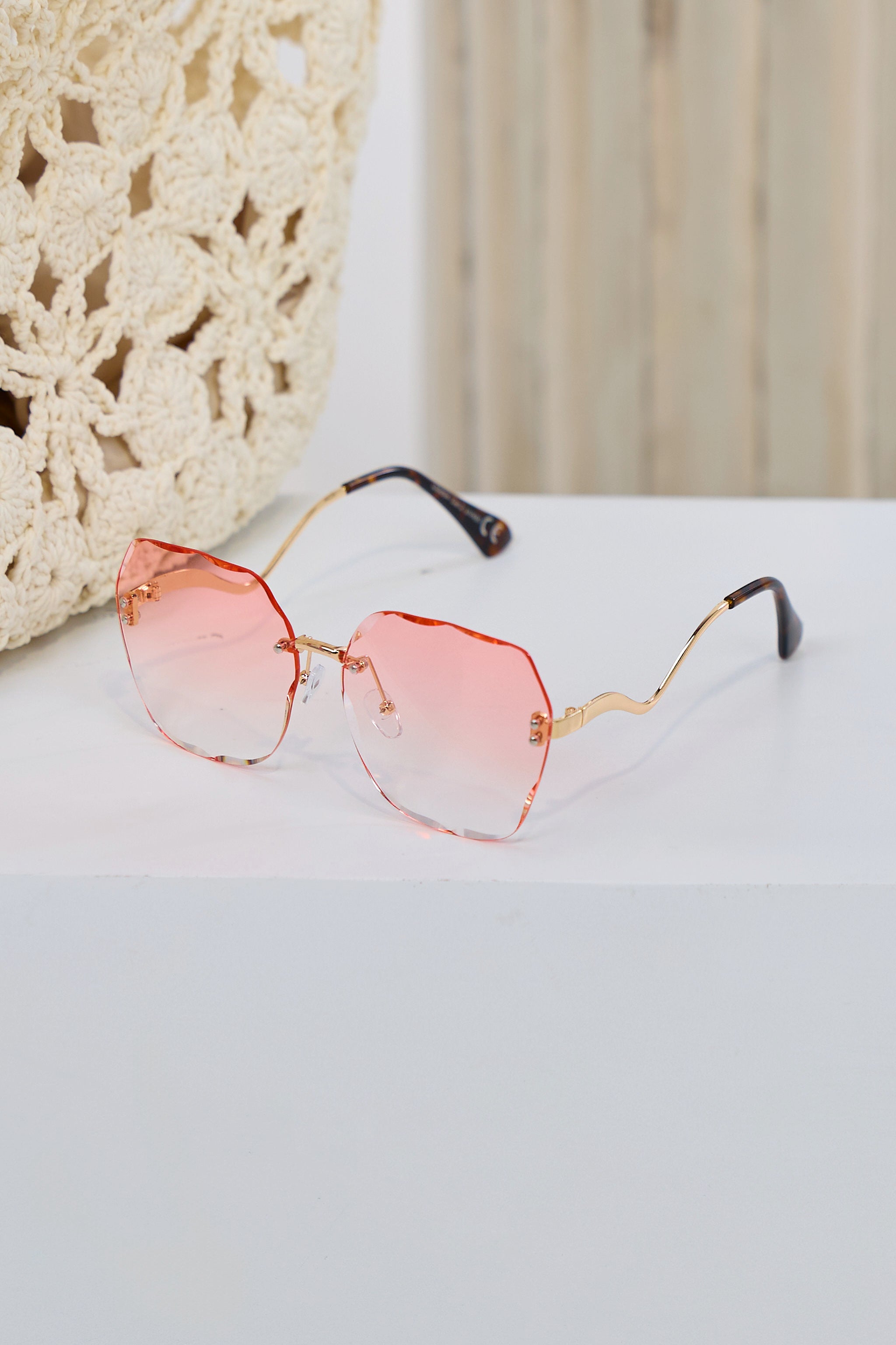 Stylish sunglasses with curved temple, see variants