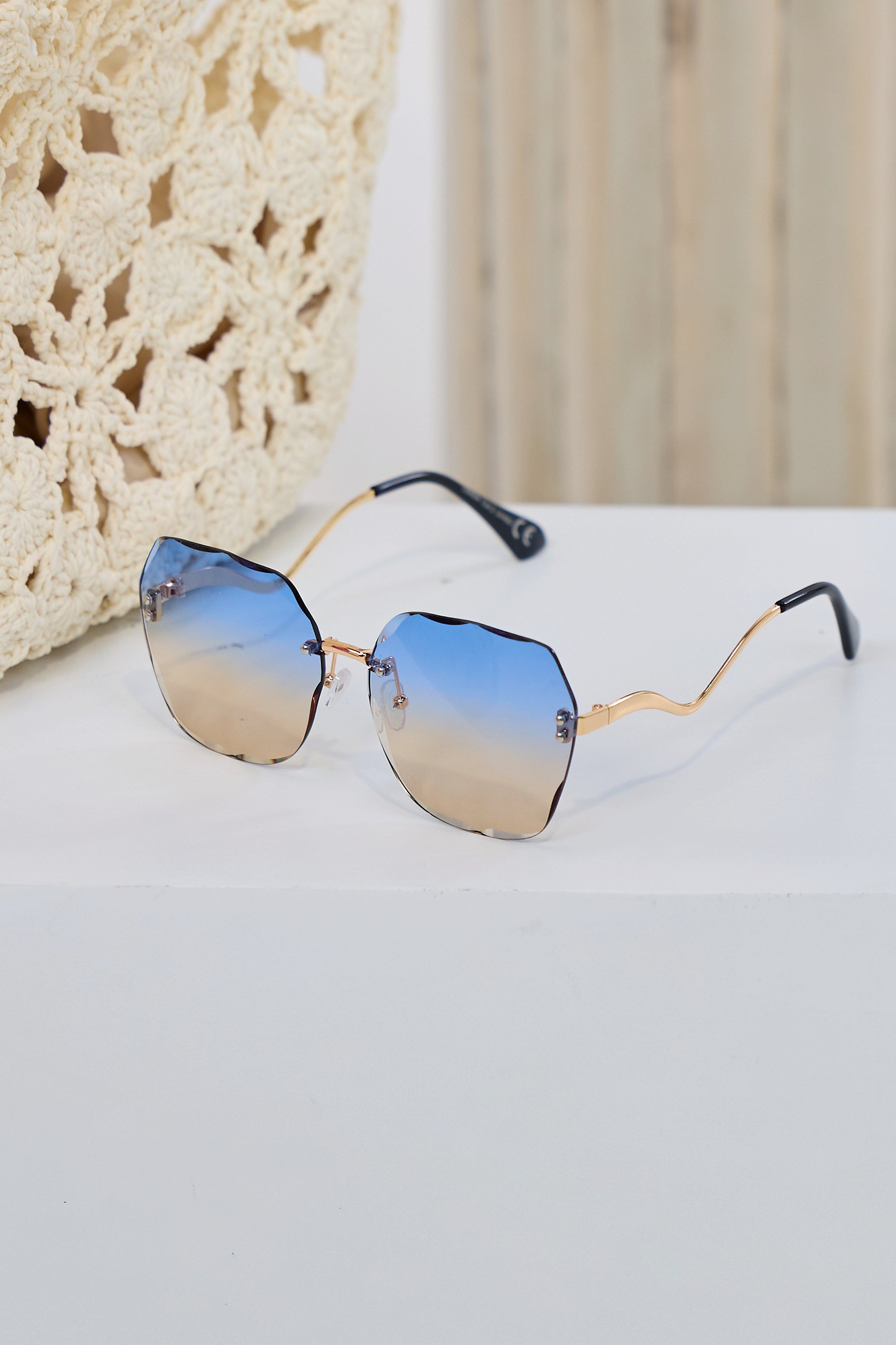 Stylish sunglasses with curved temple, see variants