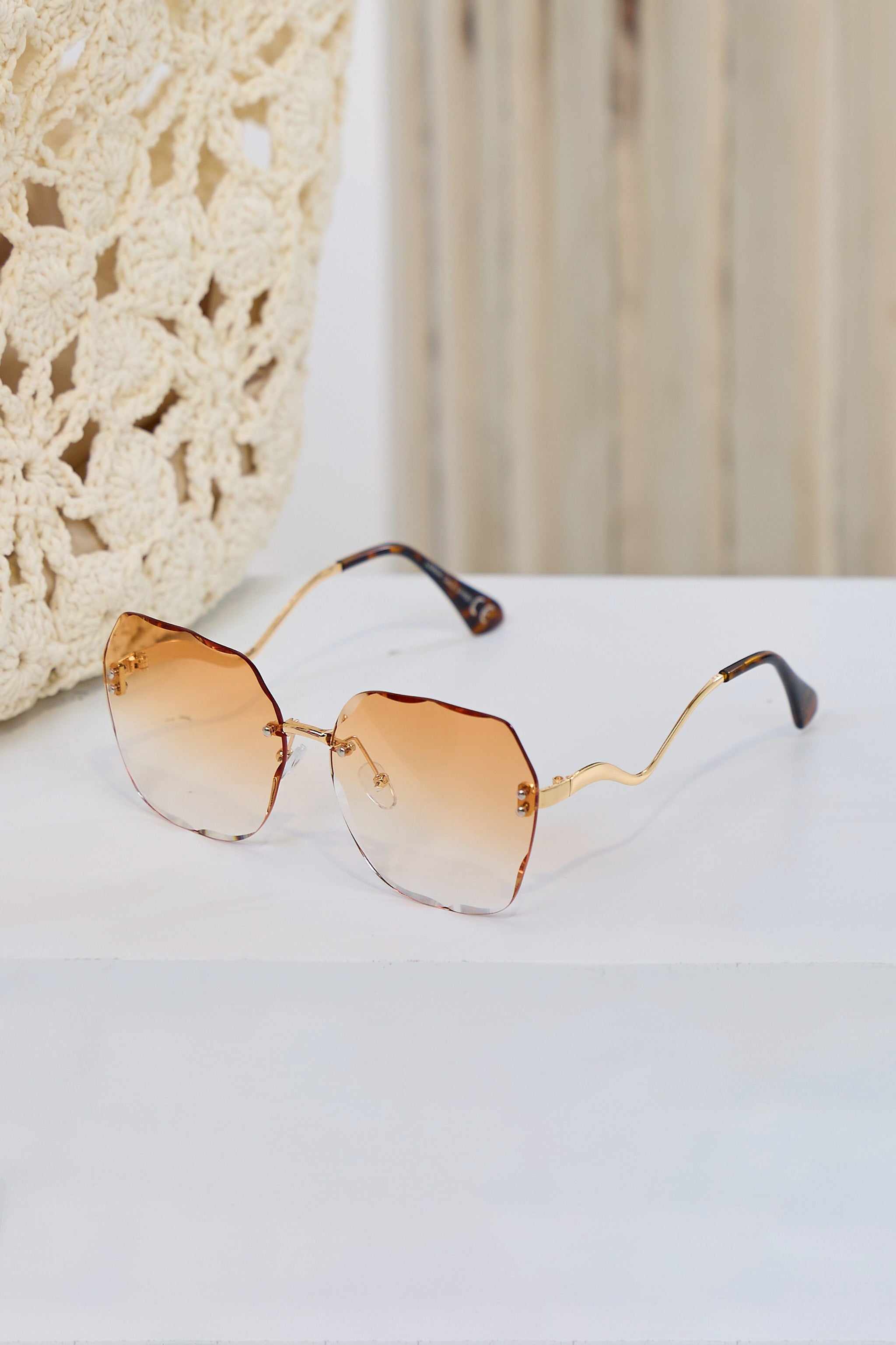 Stylish sunglasses with curved temple, see variants