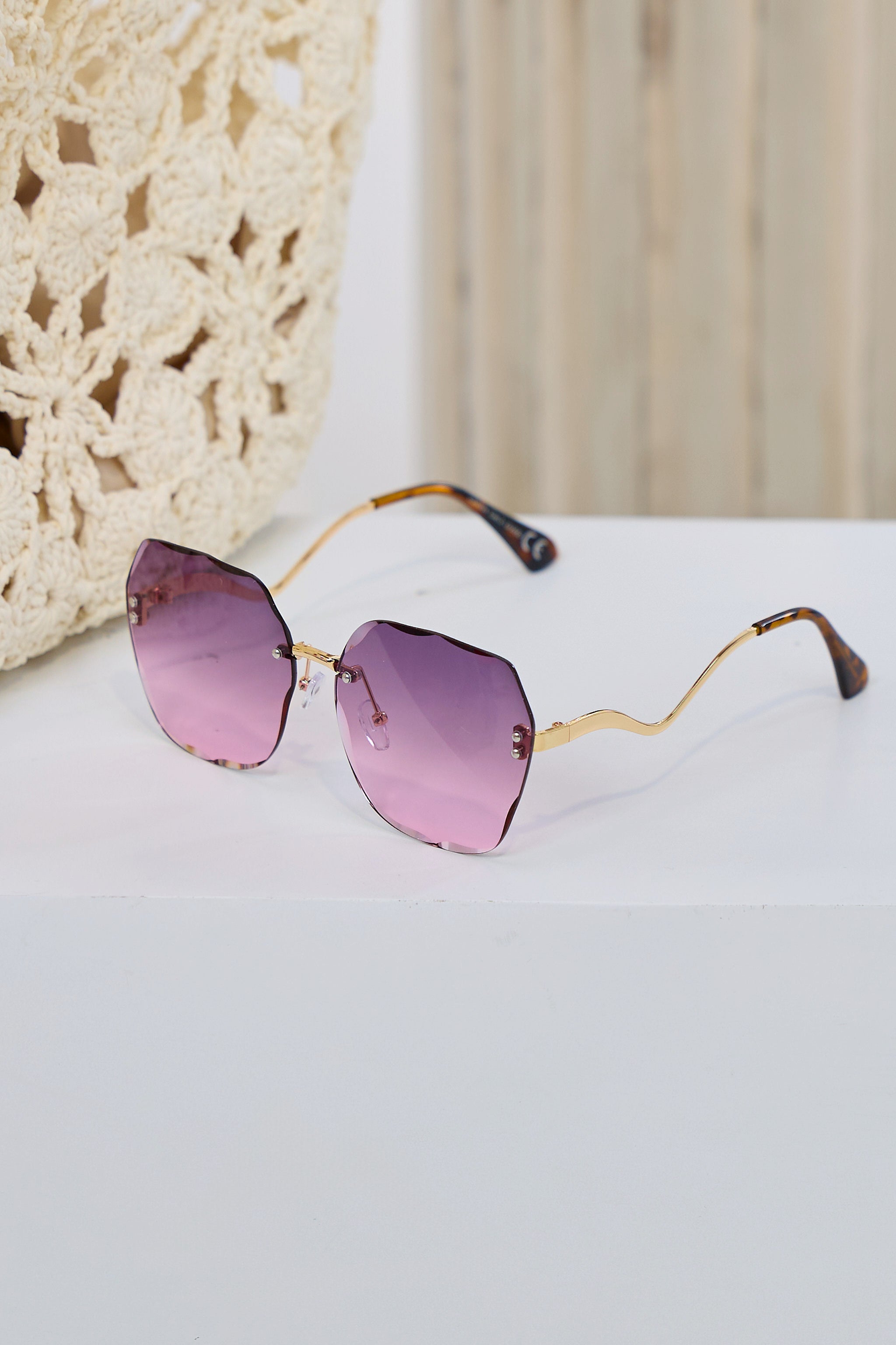 Stylish sunglasses with curved temple, see variants
