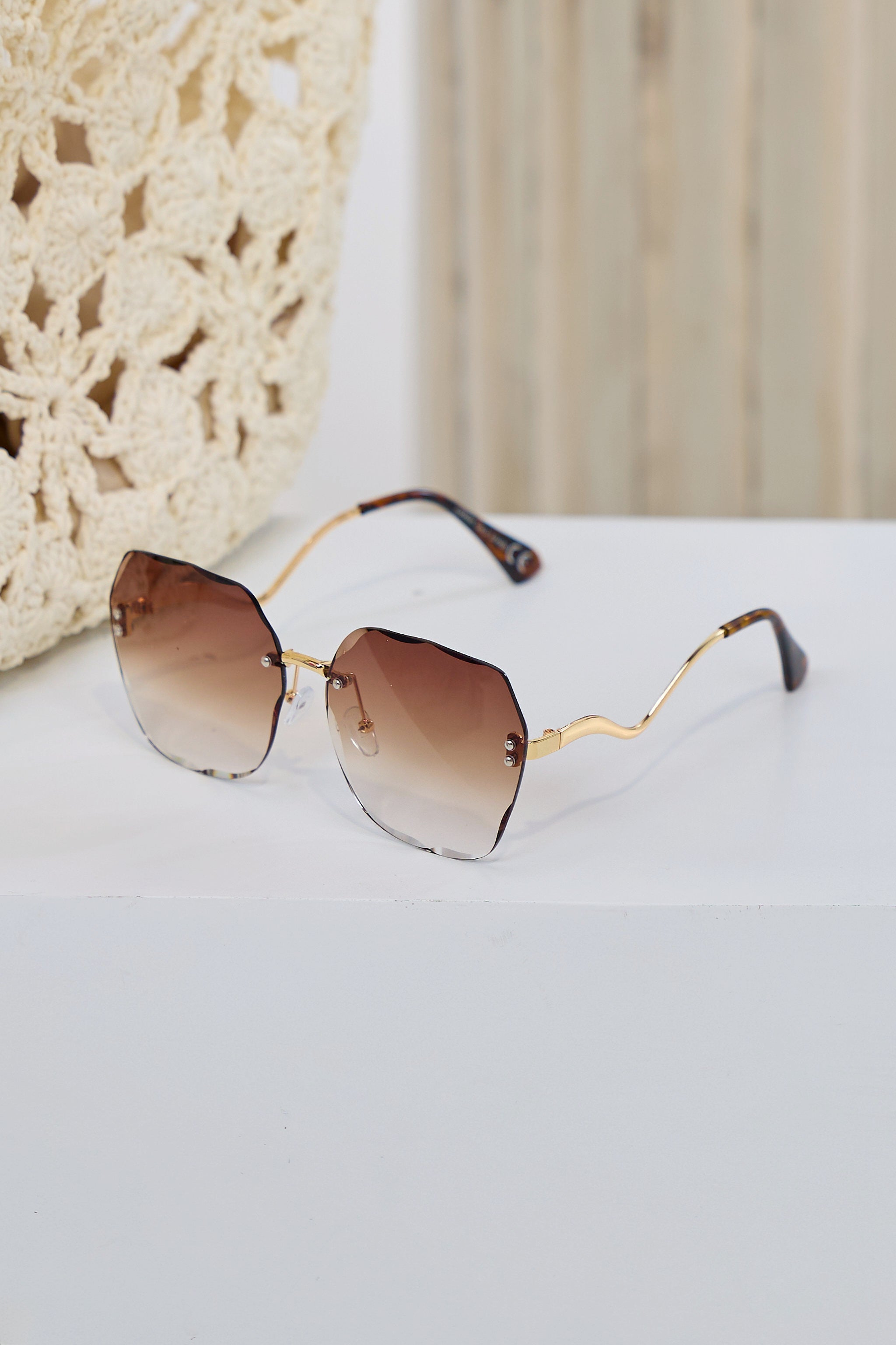 Stylish sunglasses with curved temple, see variants
