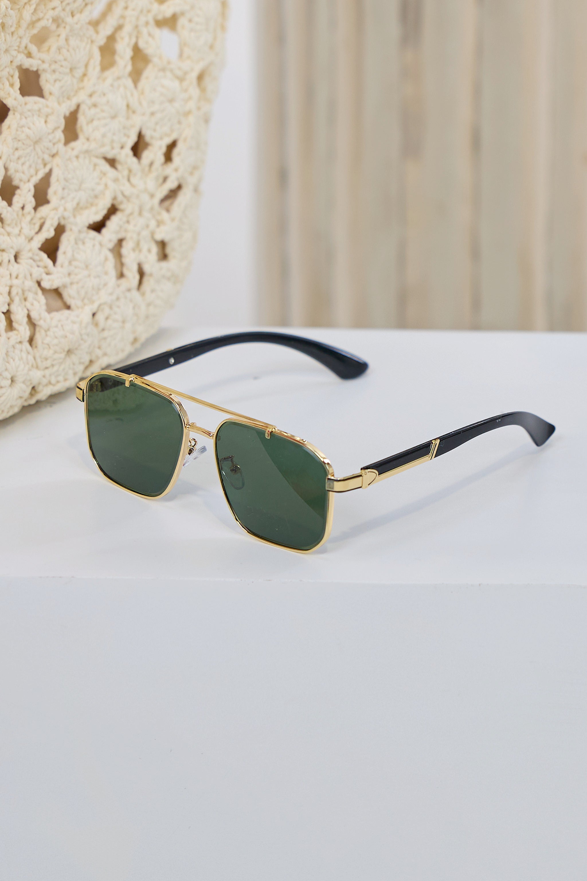 Stylish pilot-style sunglasses, see variants
