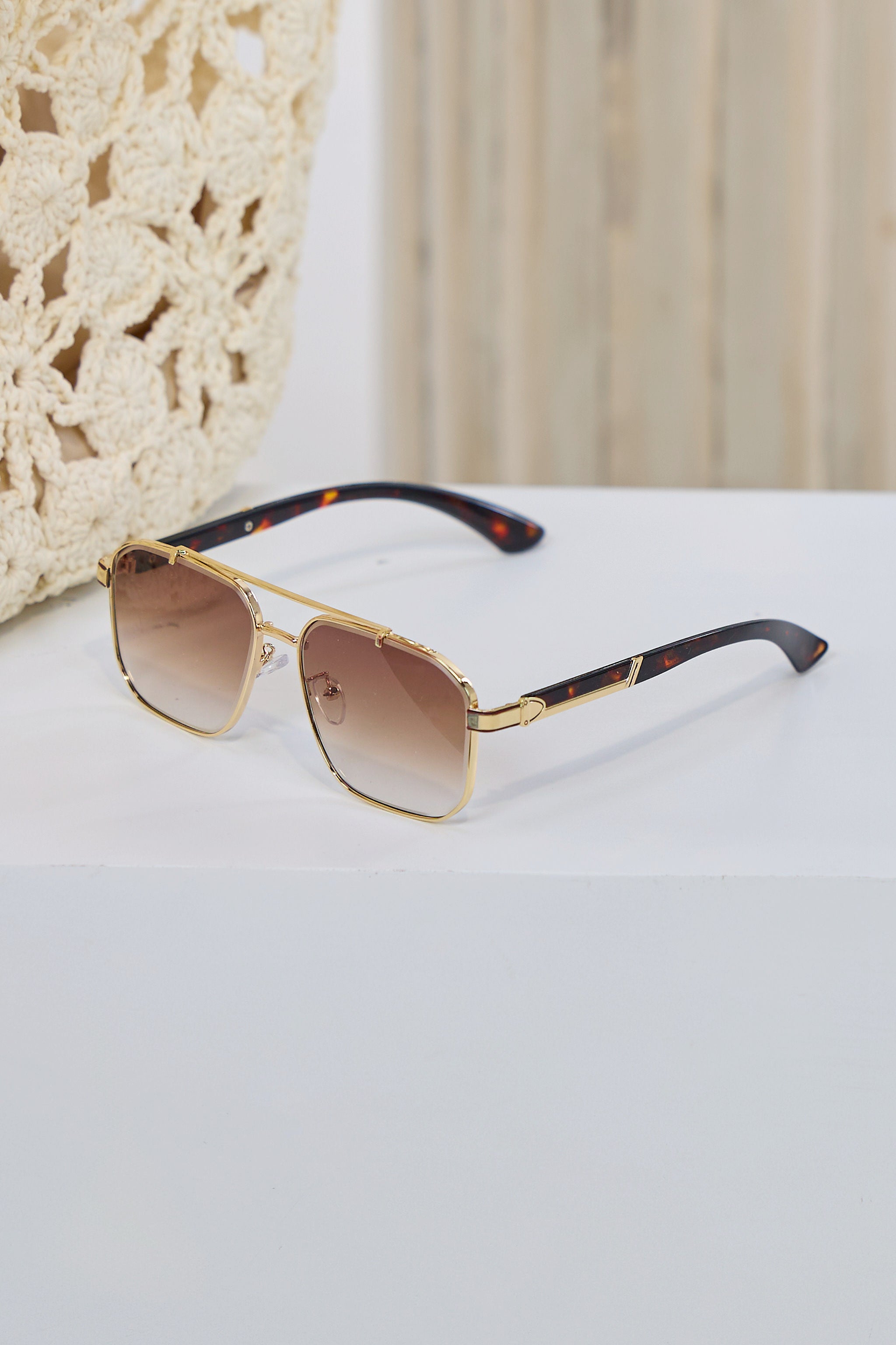 Stylish pilot-style sunglasses, see variants