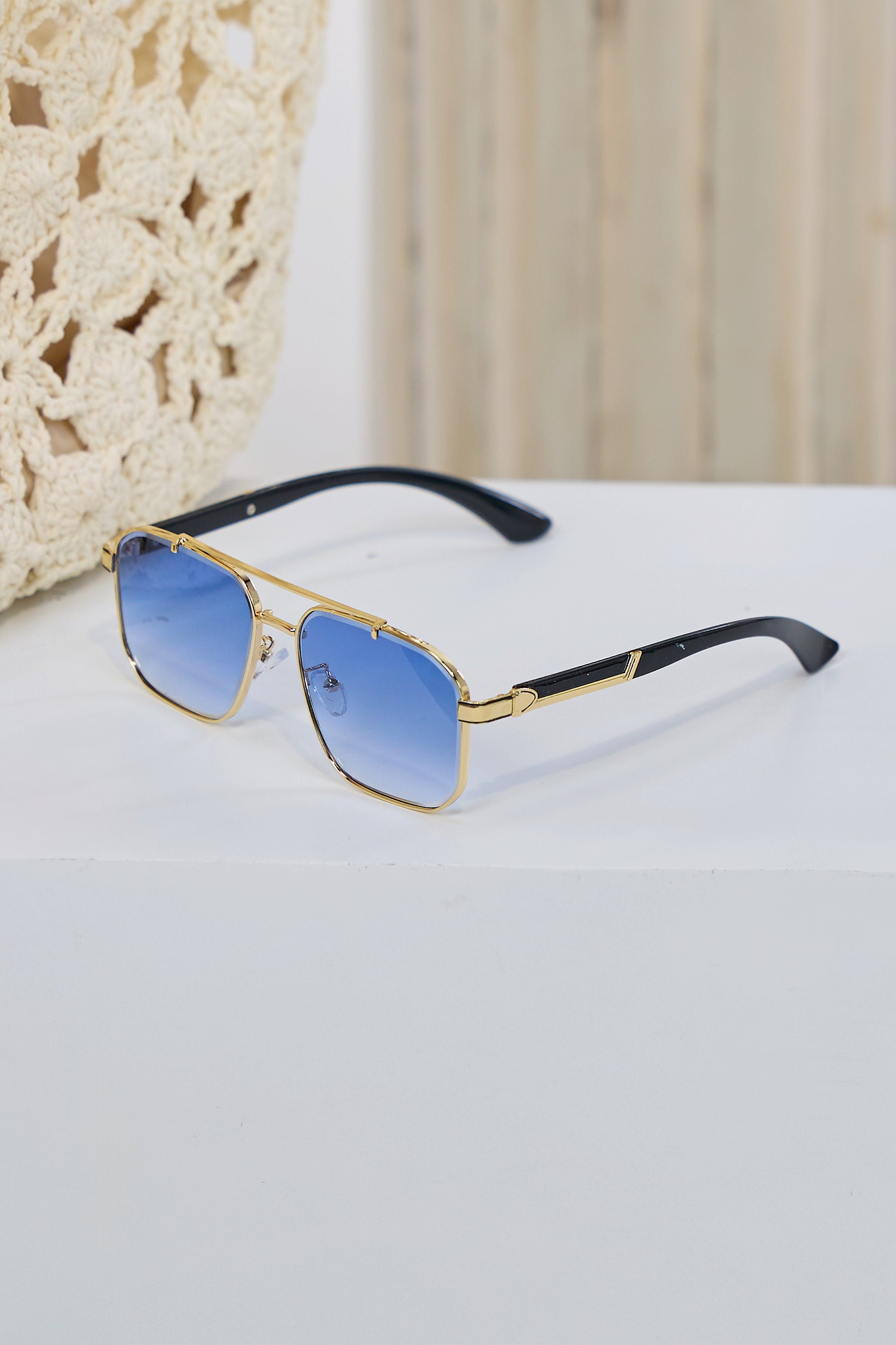 Stylish pilot-style sunglasses, see variants