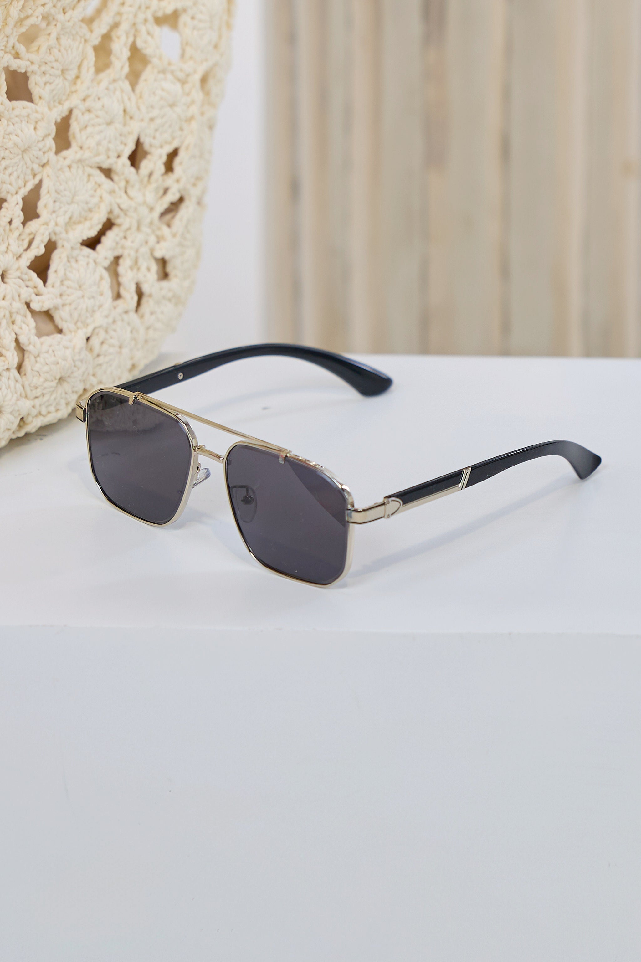 Stylish pilot-style sunglasses, see variants