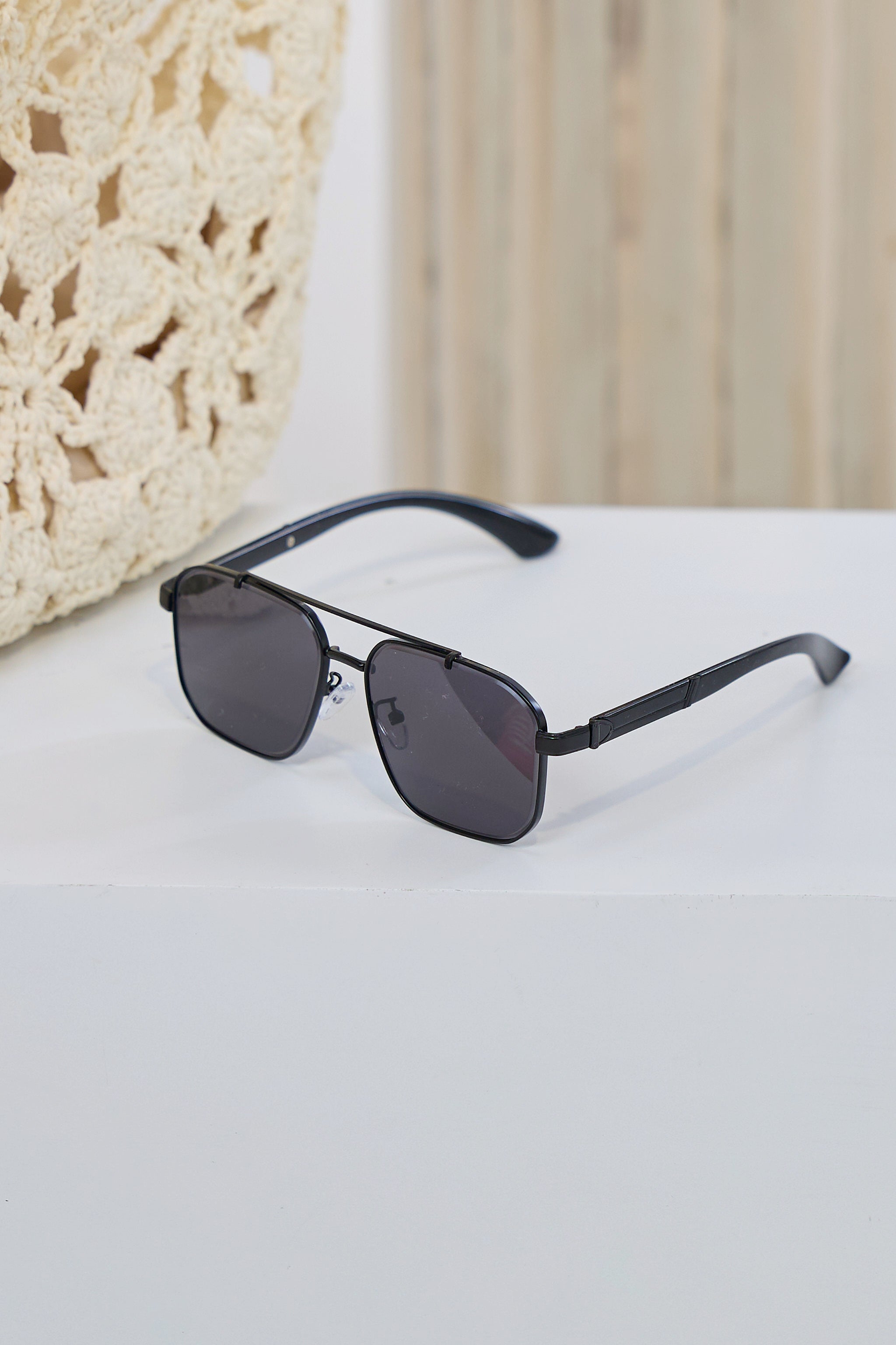 Stylish pilot-style sunglasses, see variants