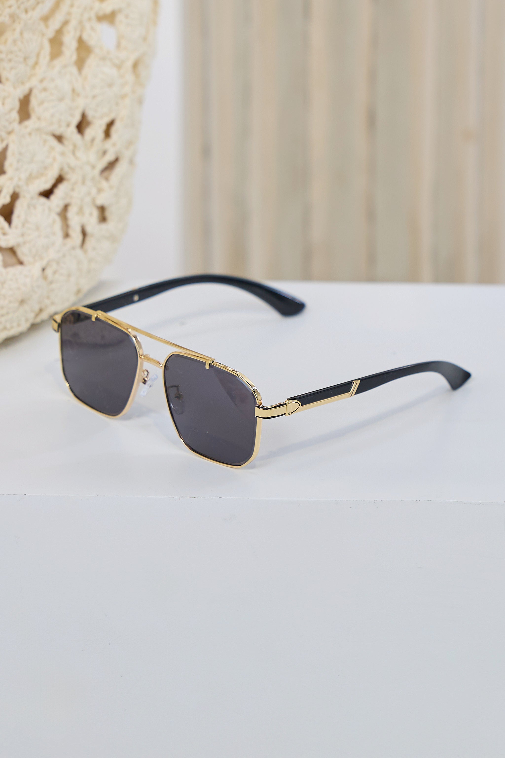 Stylish pilot-style sunglasses, see variants
