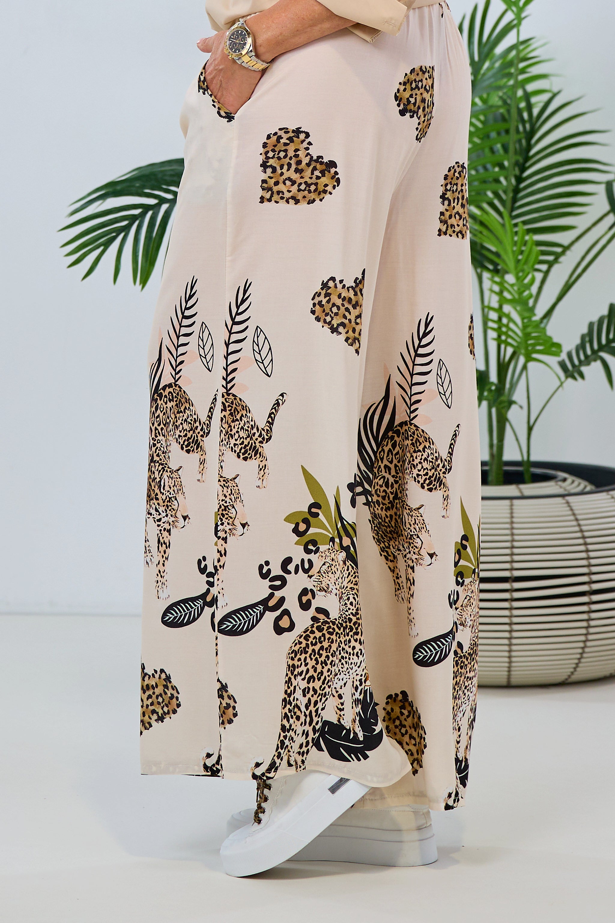 Leichte Hose mit animal print, beige-schwarz von Trends & Lifestyle Deutschland GmbH