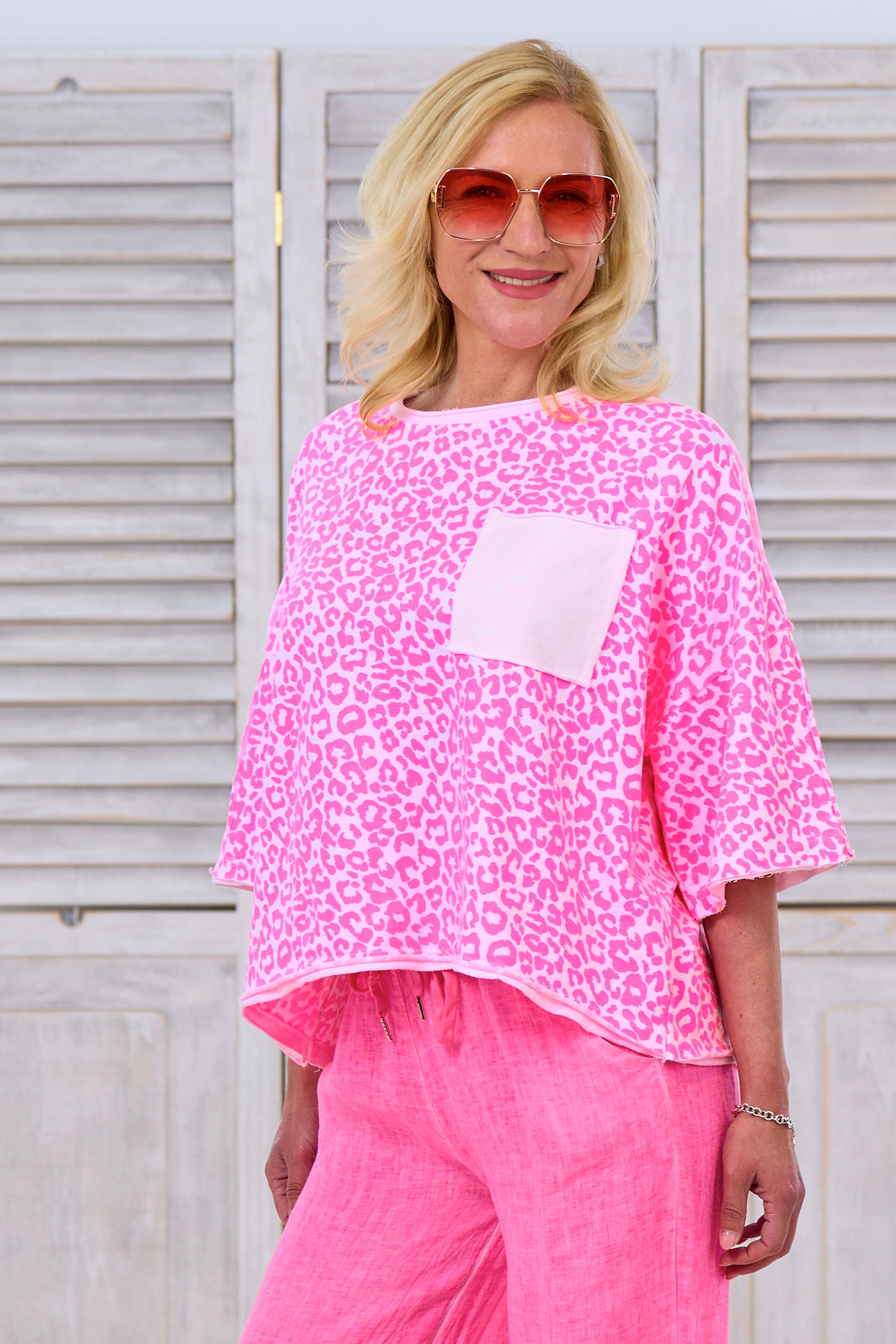 Sweaty im Leo-Look mit Brusttasche, weiß-pink von Trends & Lifestyle Deutschland GmbH