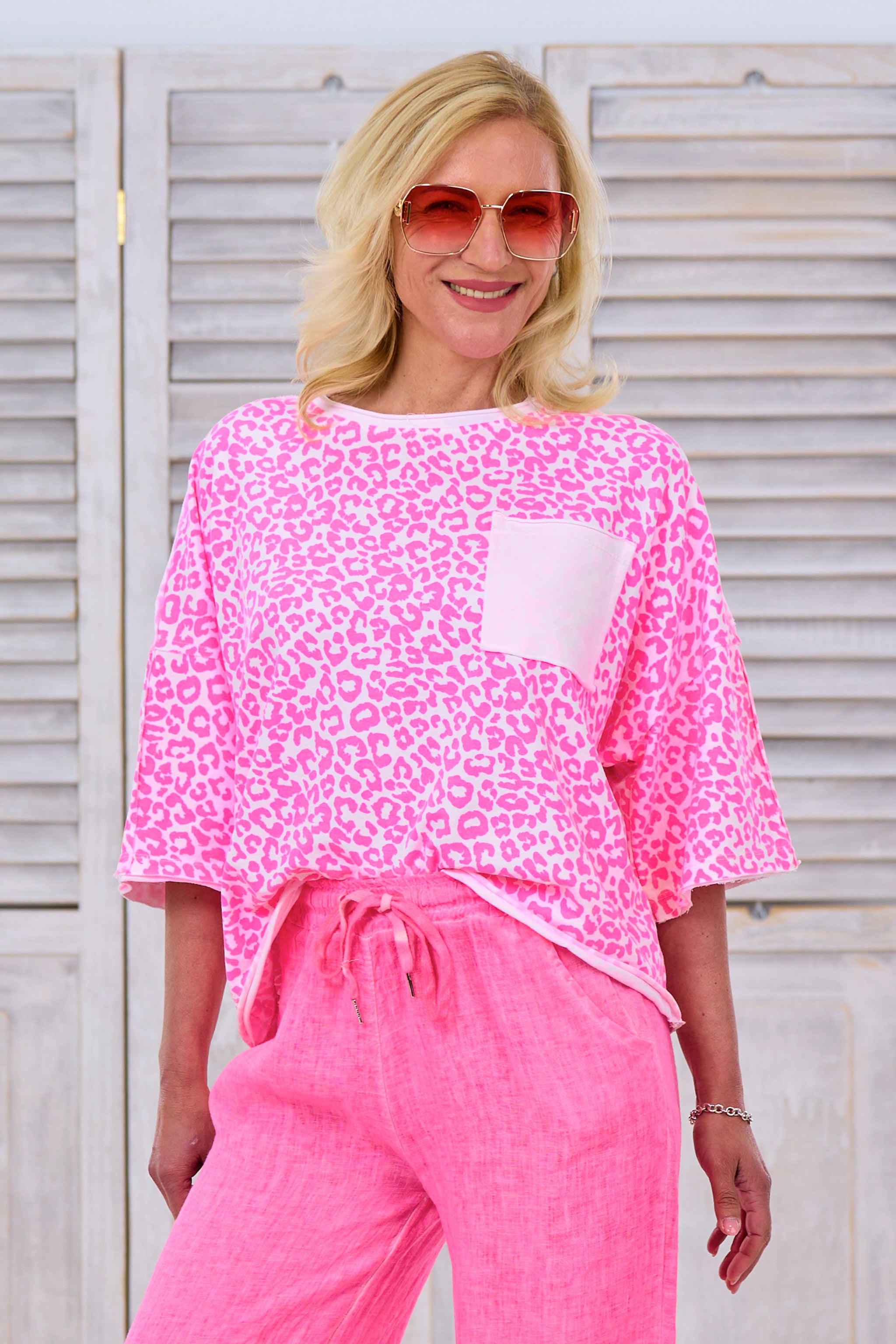 Sweaty im Leo-Look mit Brusttasche, weiß-pink von Trends & Lifestyle Deutschland GmbH
