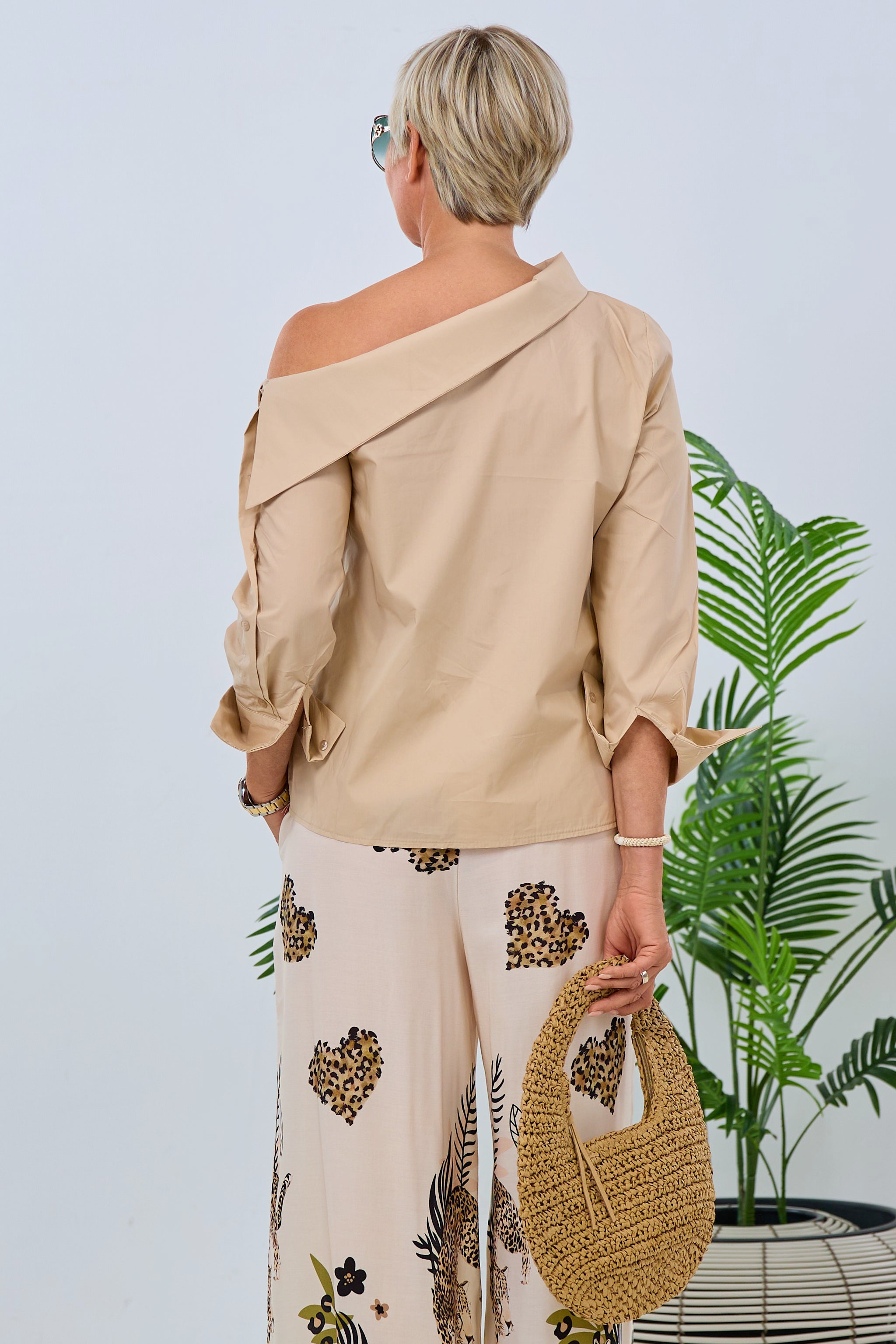 Bluse mit asymmetrischem Kragen, beige von Trends & Lifestyle Deutschland GmbH