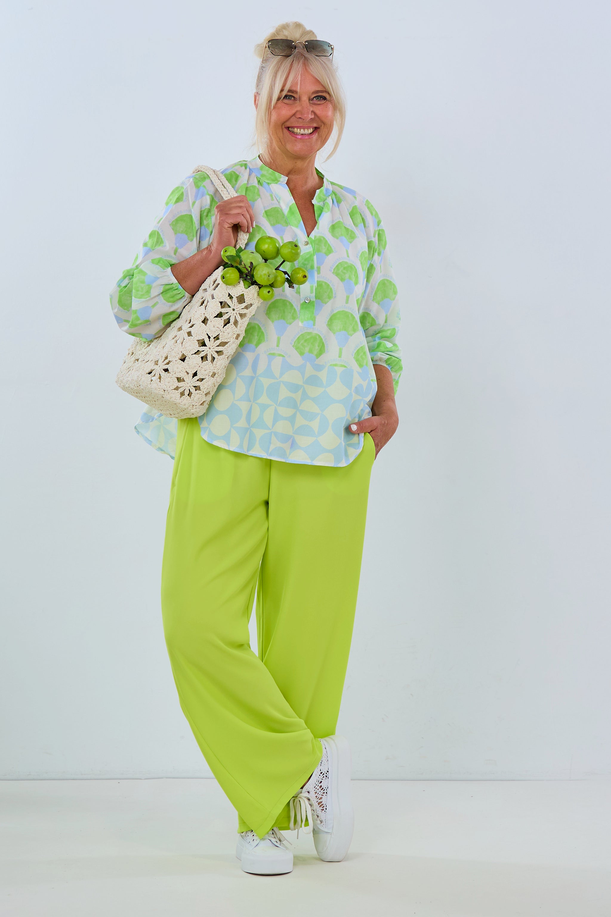 Bluse mit Fantasy-Print, kiwi-hellblau von Trends & Lifestyle Deutschland GmbH