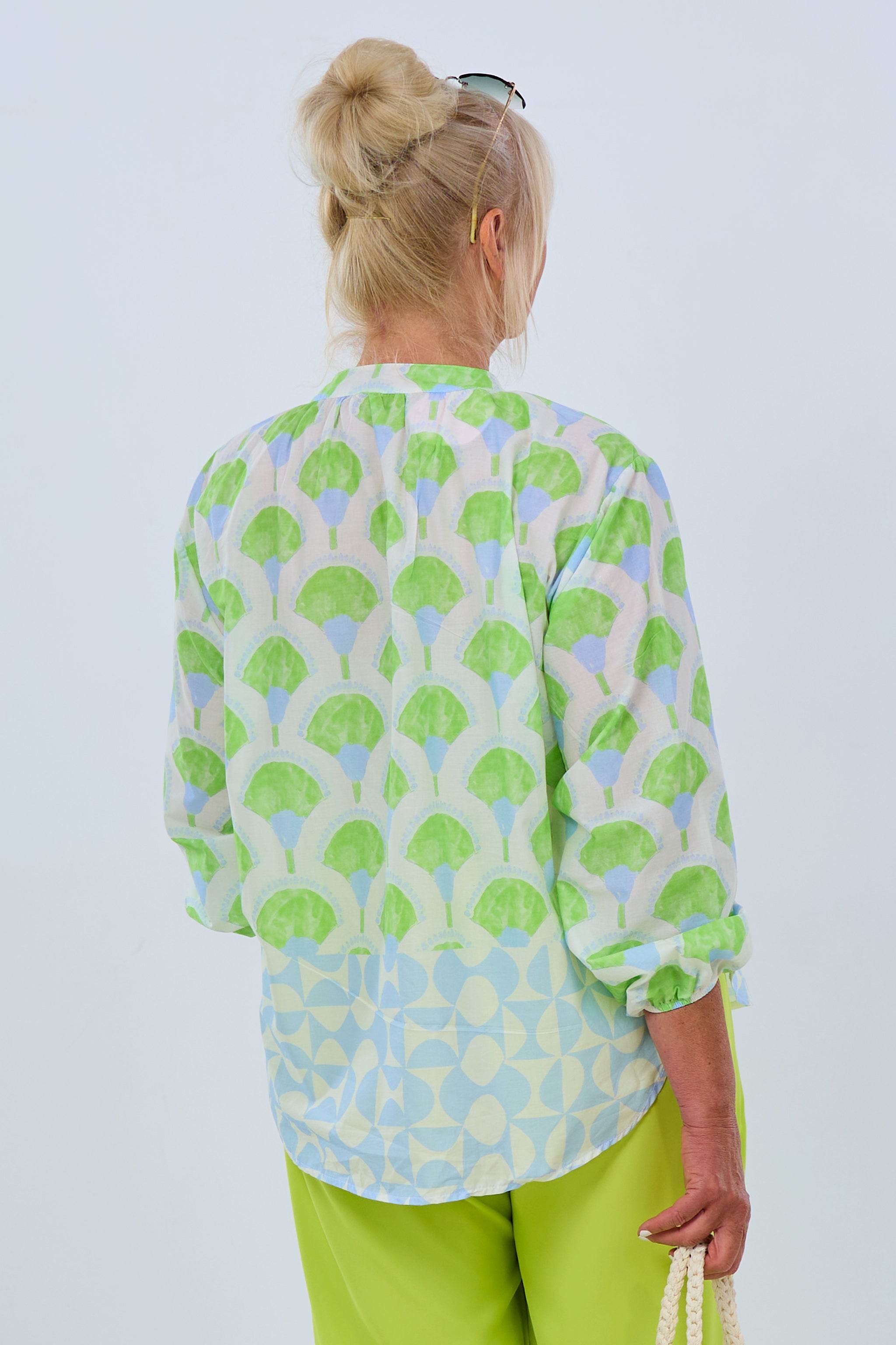 Bluse mit Fantasy-Print, kiwi-hellblau von Trends & Lifestyle Deutschland GmbH