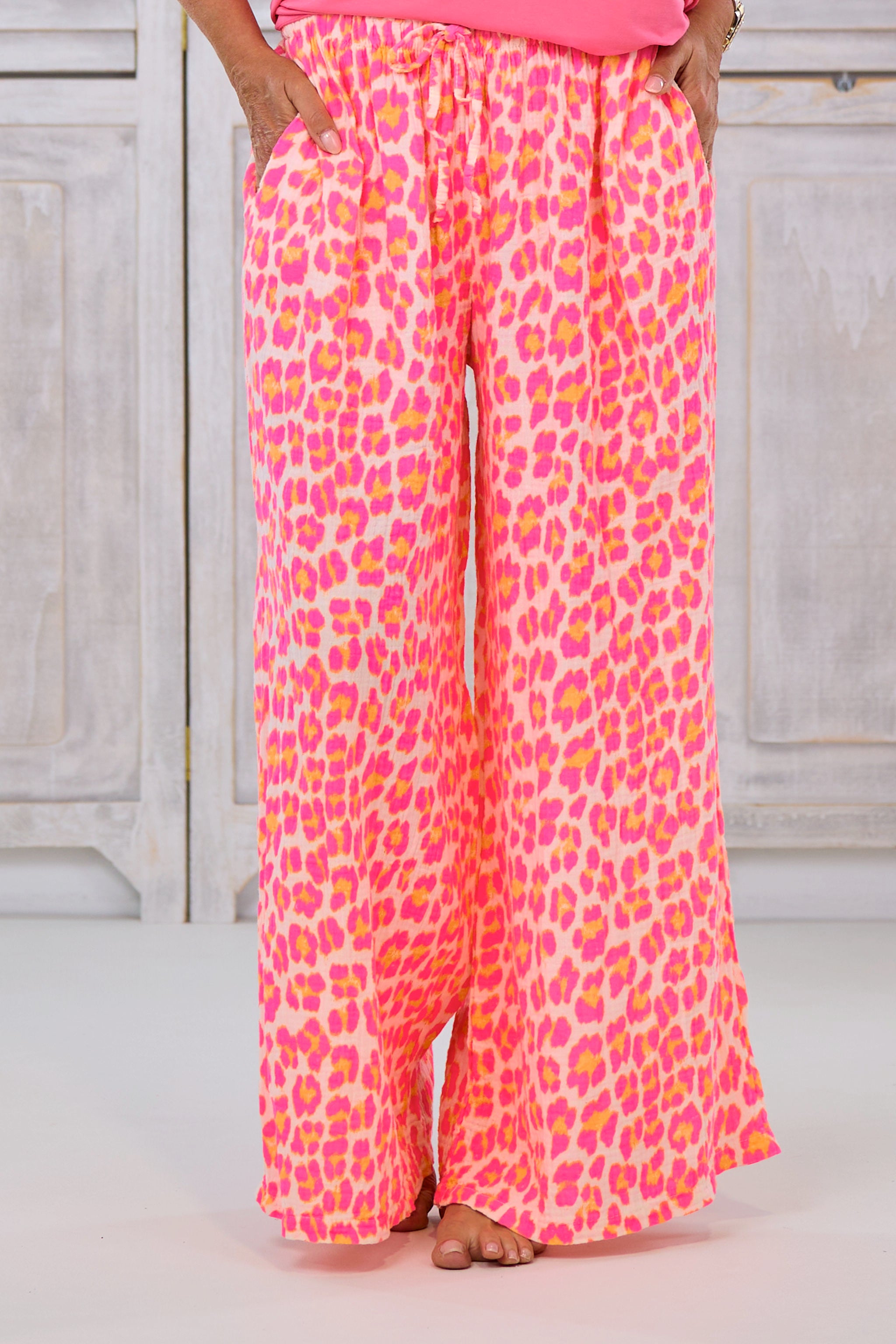 Musselin Hose im leo-look, pink-orange-ecru