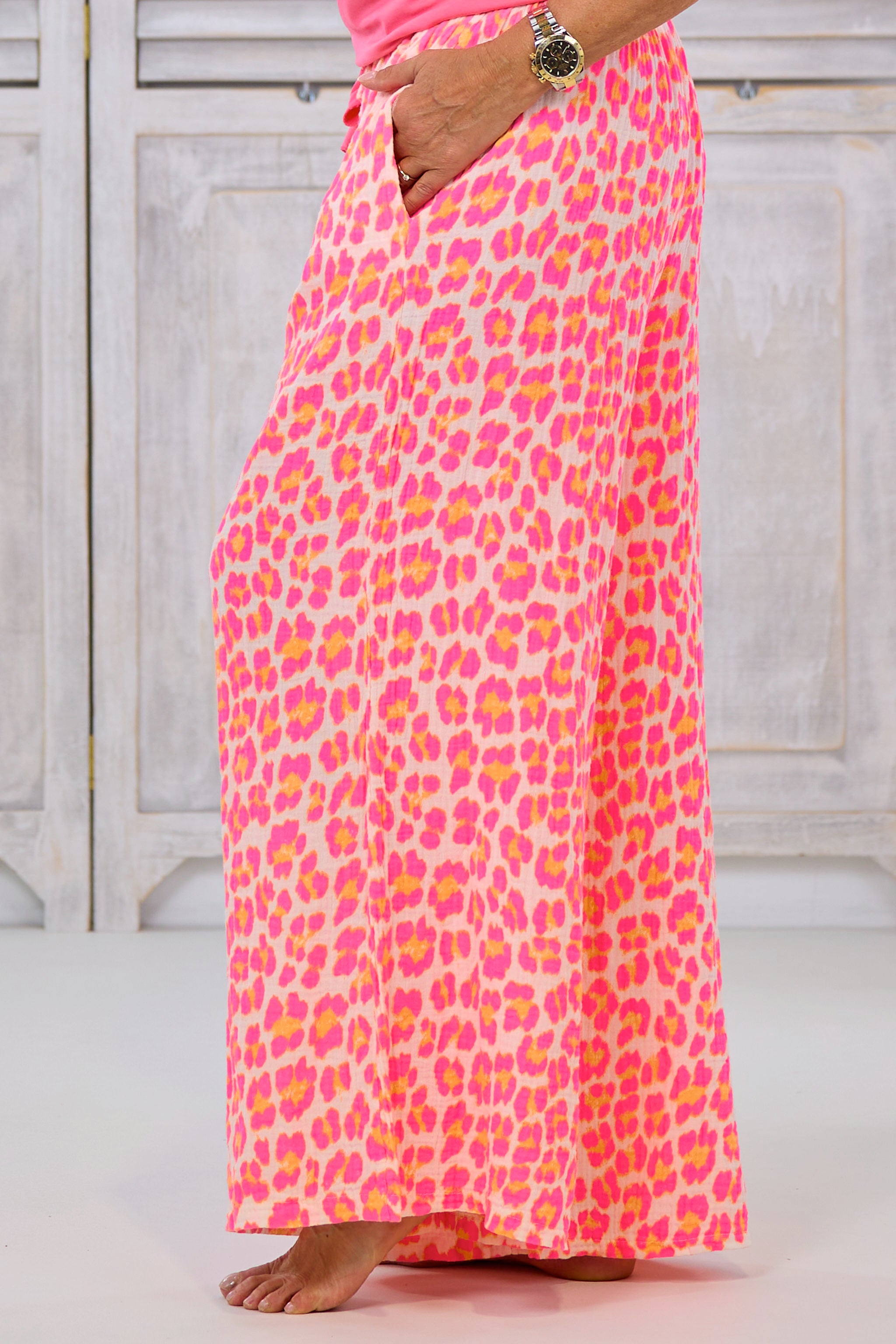 Musselin Hose im leo-look, pink-orange-ecru