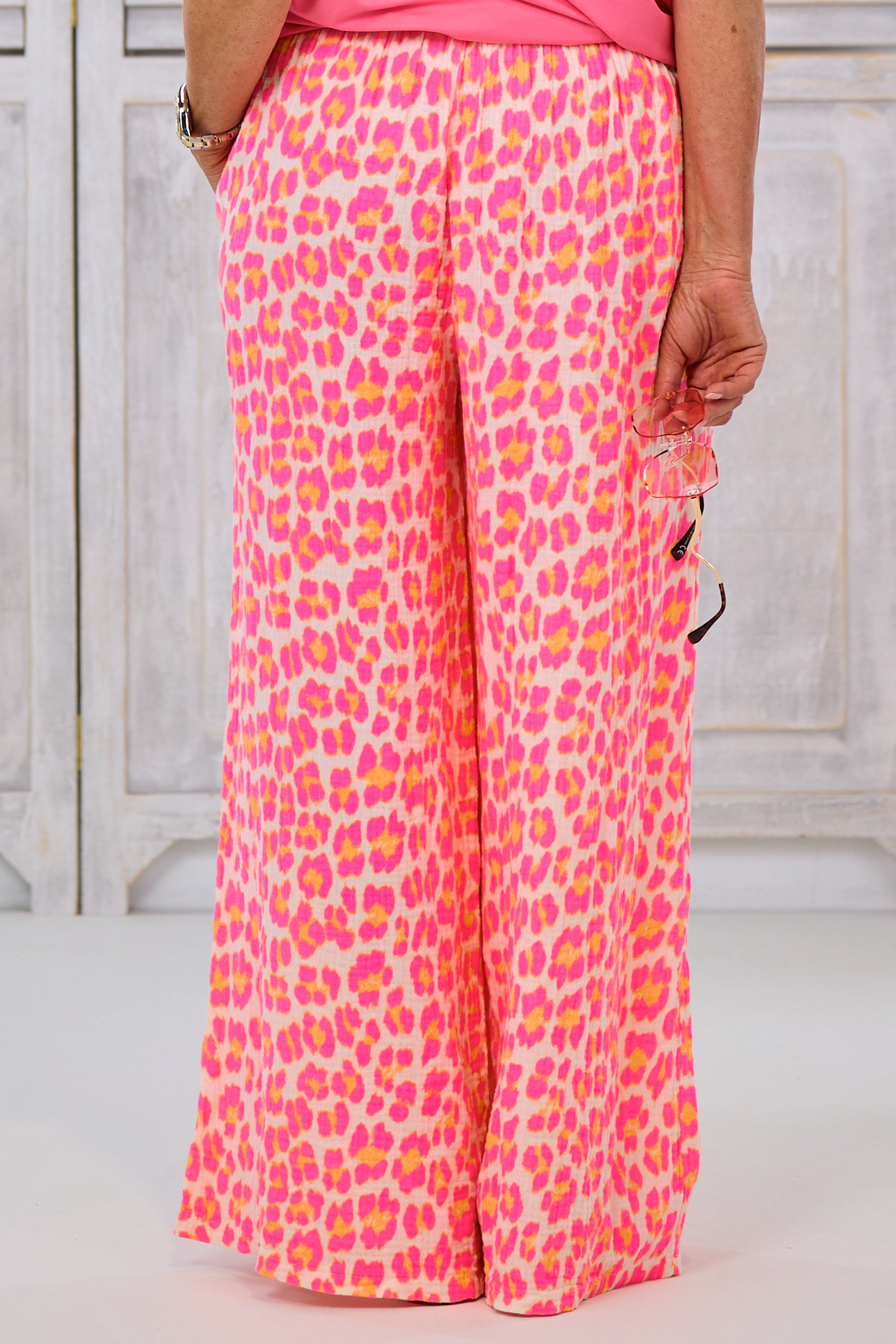 Musselin Hose im leo-look, pink-orange-ecru
