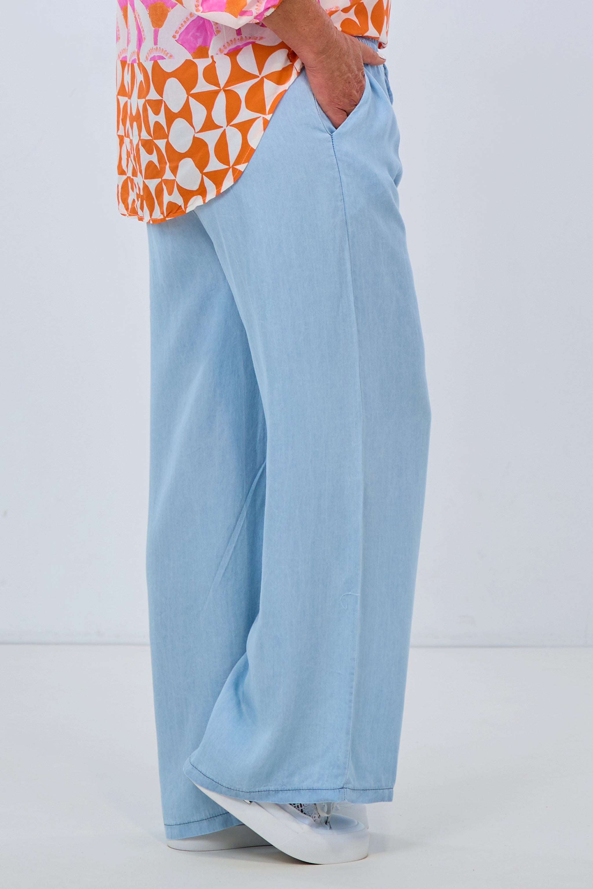 Leichte Hose in Jeansoptik, hellblau von Trends & Lifestyle Deutschland GmbH