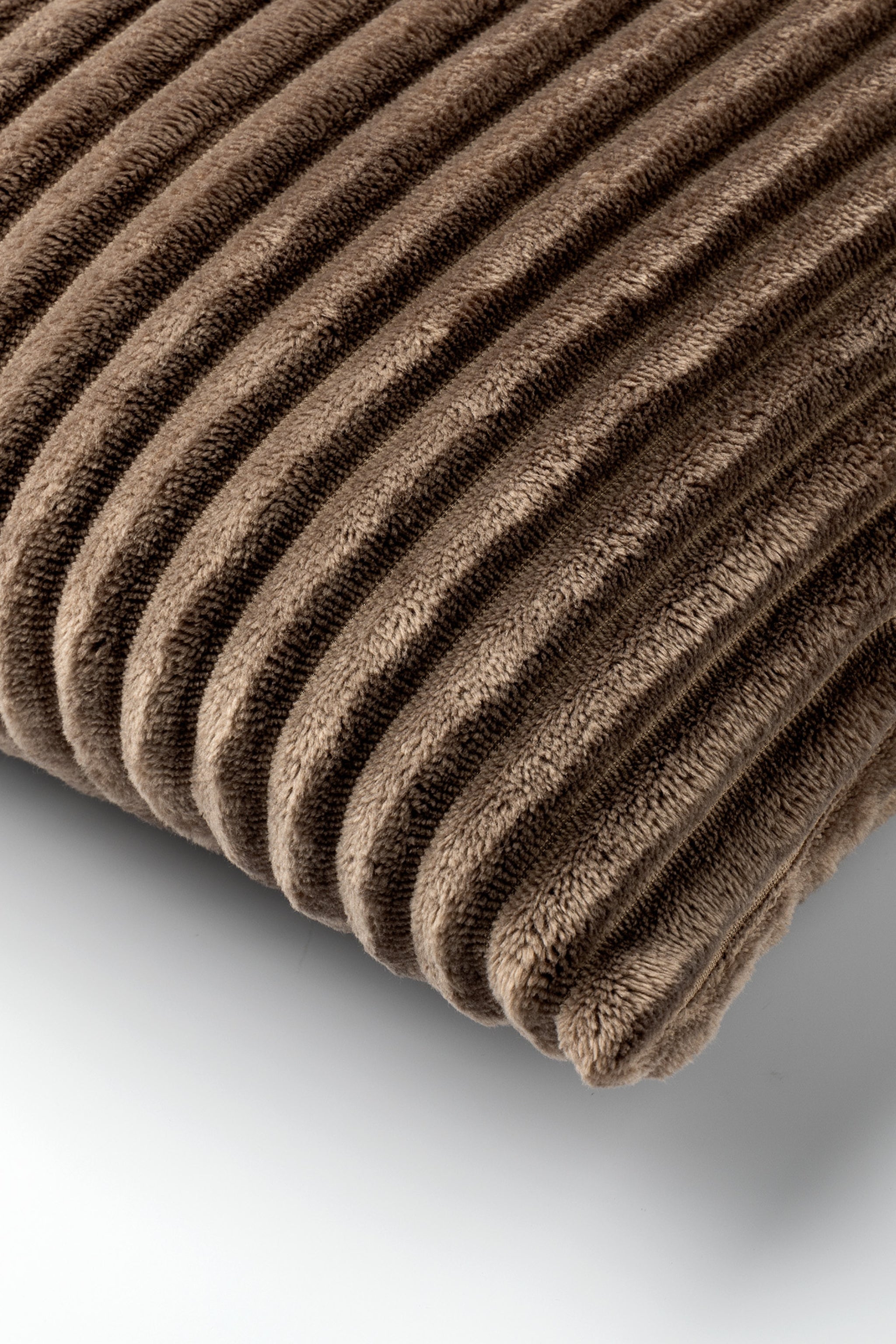 Kissen in gerippter Samt-Optik, braun von Trends & Lifestyle Deutschland GmbH