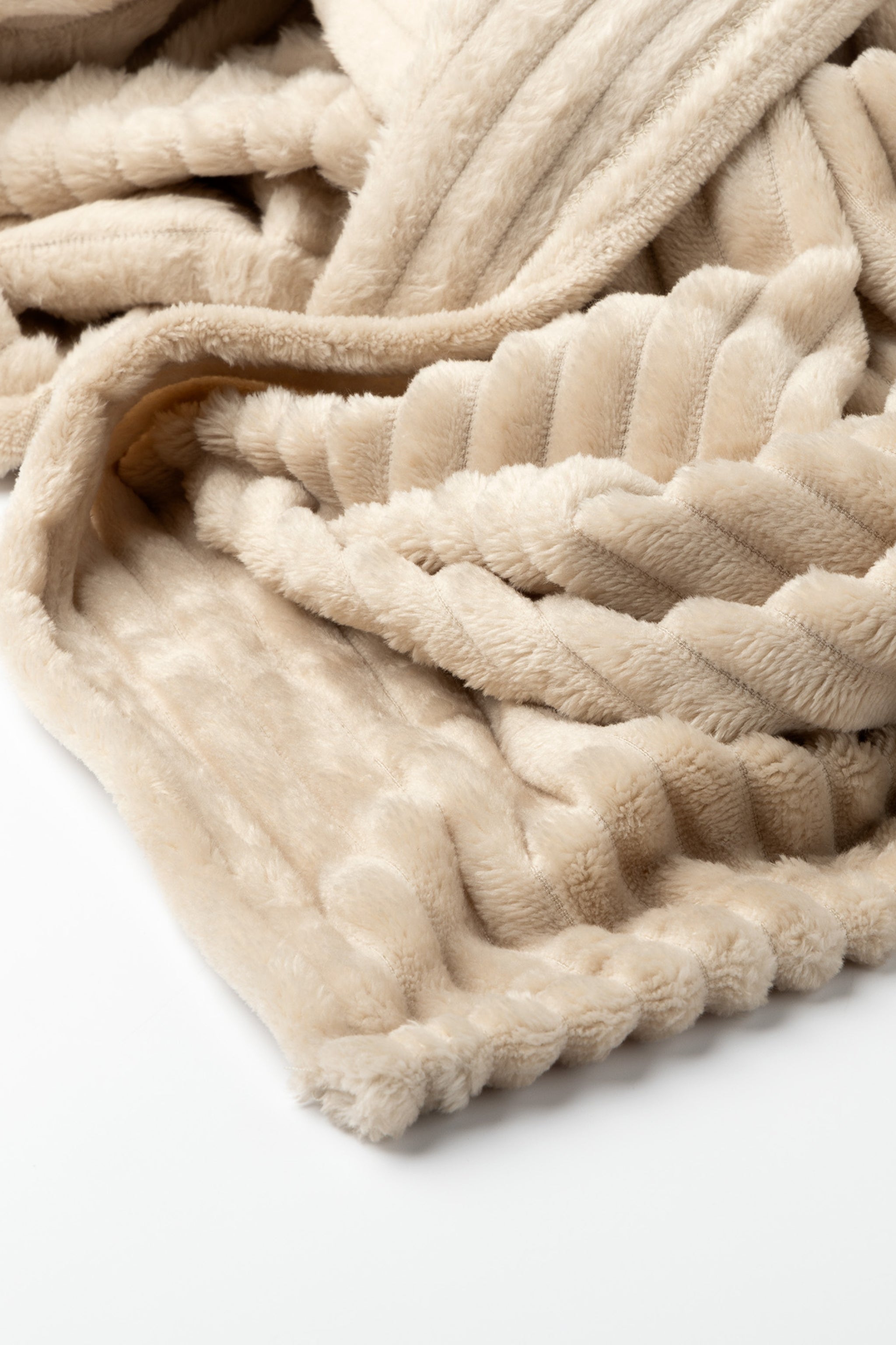 Decke in gerippter Samt-Optik, beige von Trends & Lifestyle Deutschland GmbH