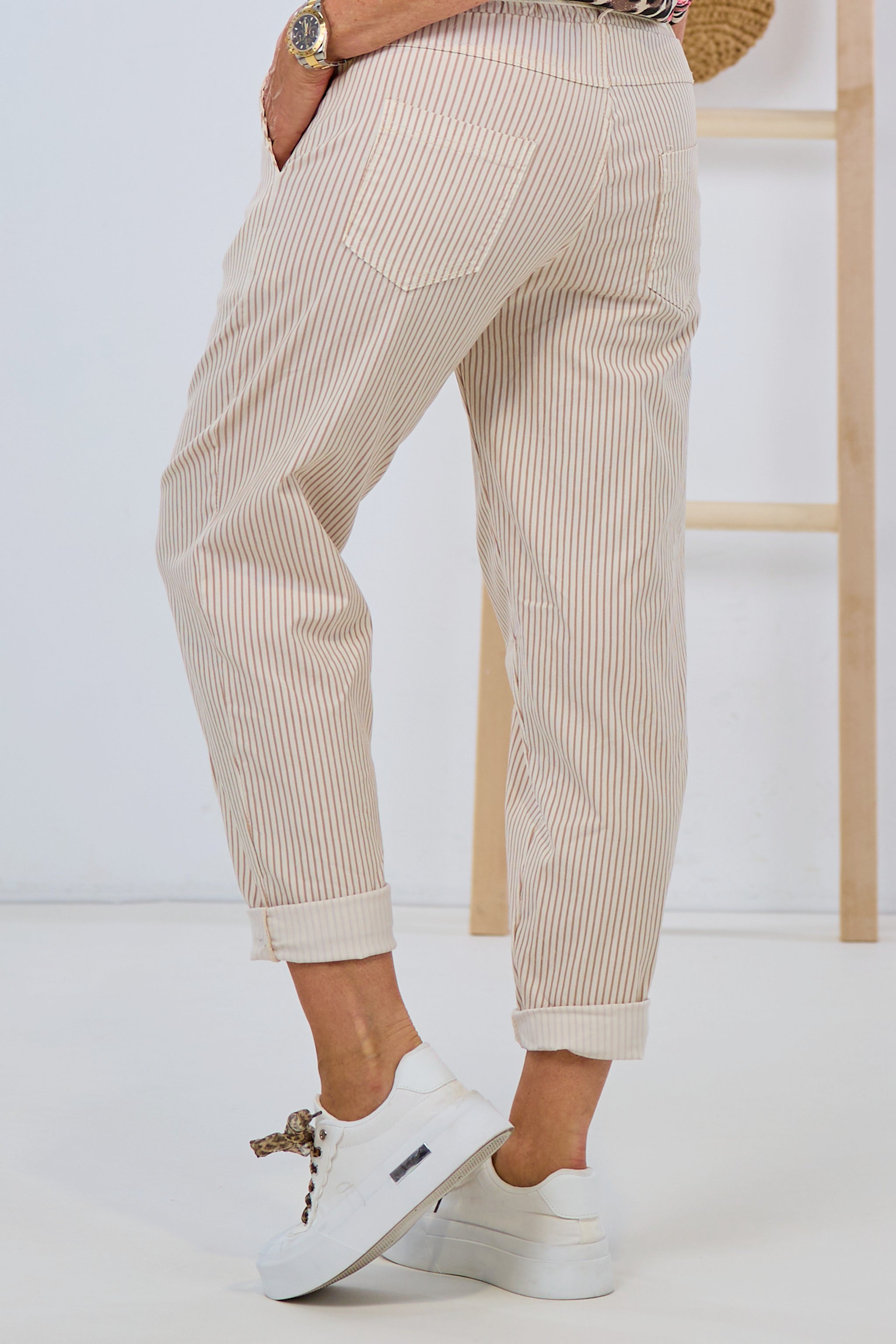 gestreifte Hose mit elastischem Bund und Gürtel, beige-taupe