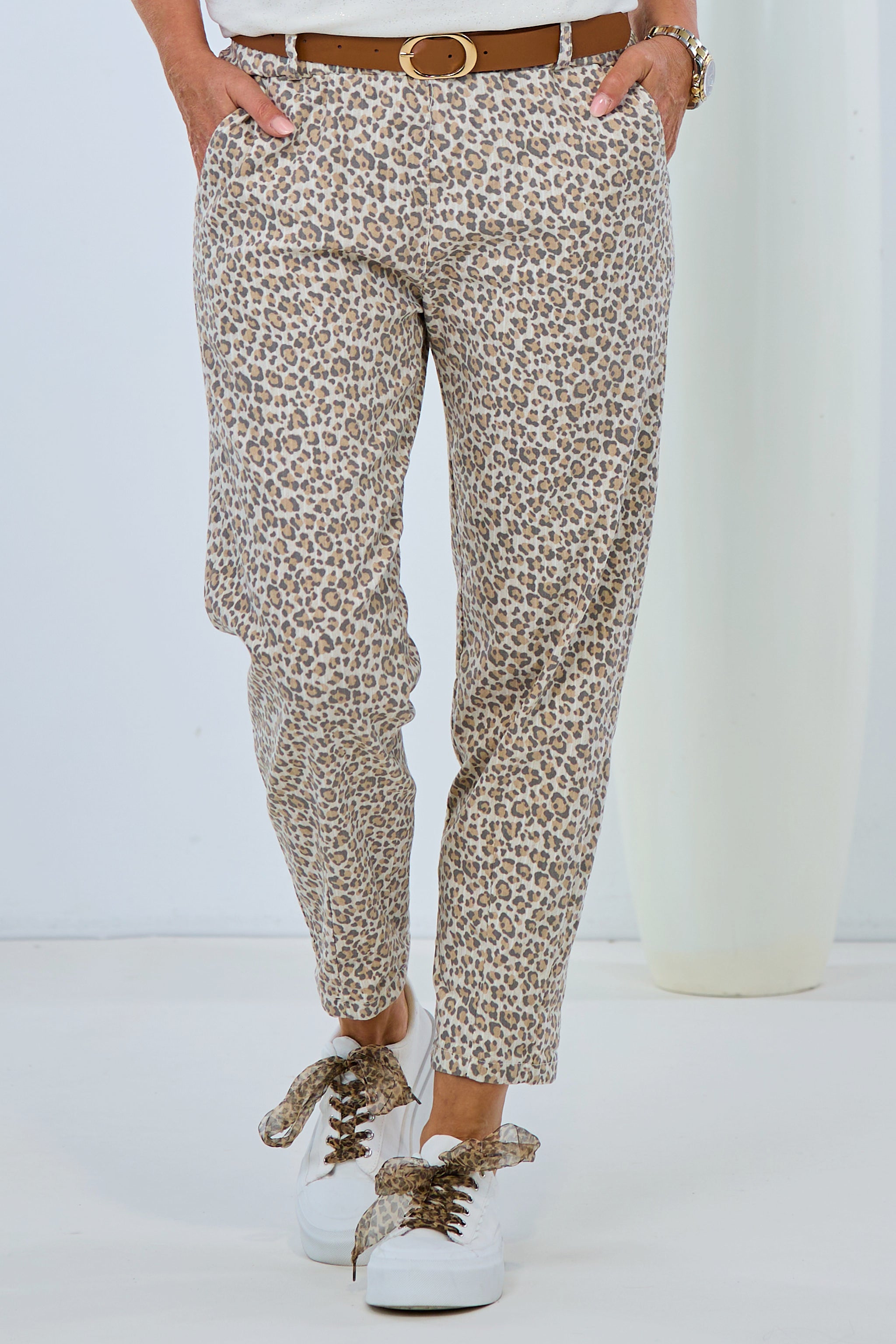 Leo-Hose mit kleinem Muster, elastischem Bund, Eingriffstaschen und Gürtel, beige-taupe-stein